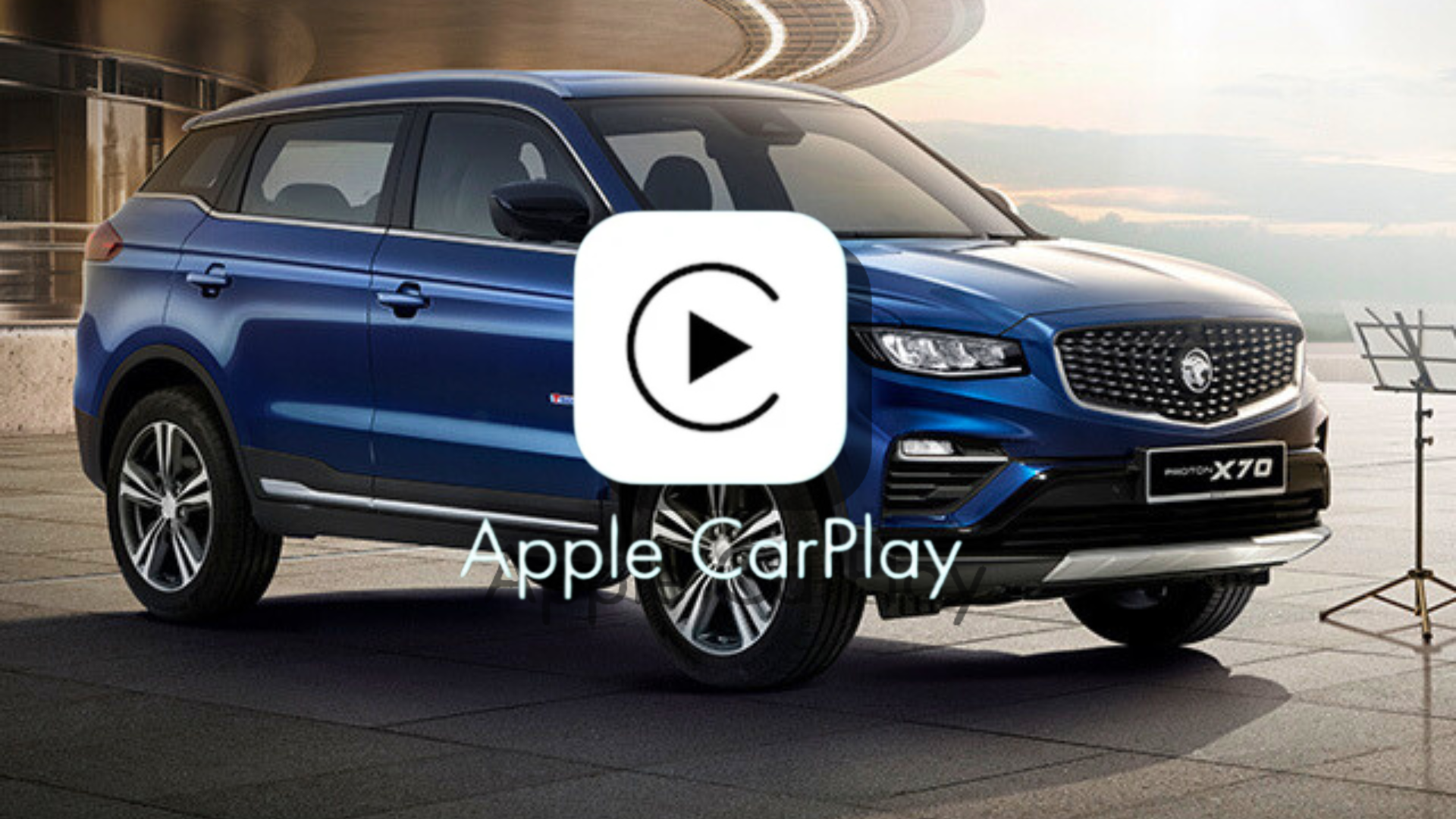 Proton baru sahaja memperkenalkan sesuatu yang hebat untuk pemilik X70 dengan pengenalan Apple CarPlay. Gambar menunjukkan Proton X70 berwarna biru, menonjolkan reka bentuk moden dan integrasi Apple CarPlay, yang menawarkan pengalaman dalam kereta yang lancar. Apple CarPlay kini tersedia melalui kemas kini over-the-air, menjadikan X70 lebih canggih dari segi teknologi untuk penggunanya.