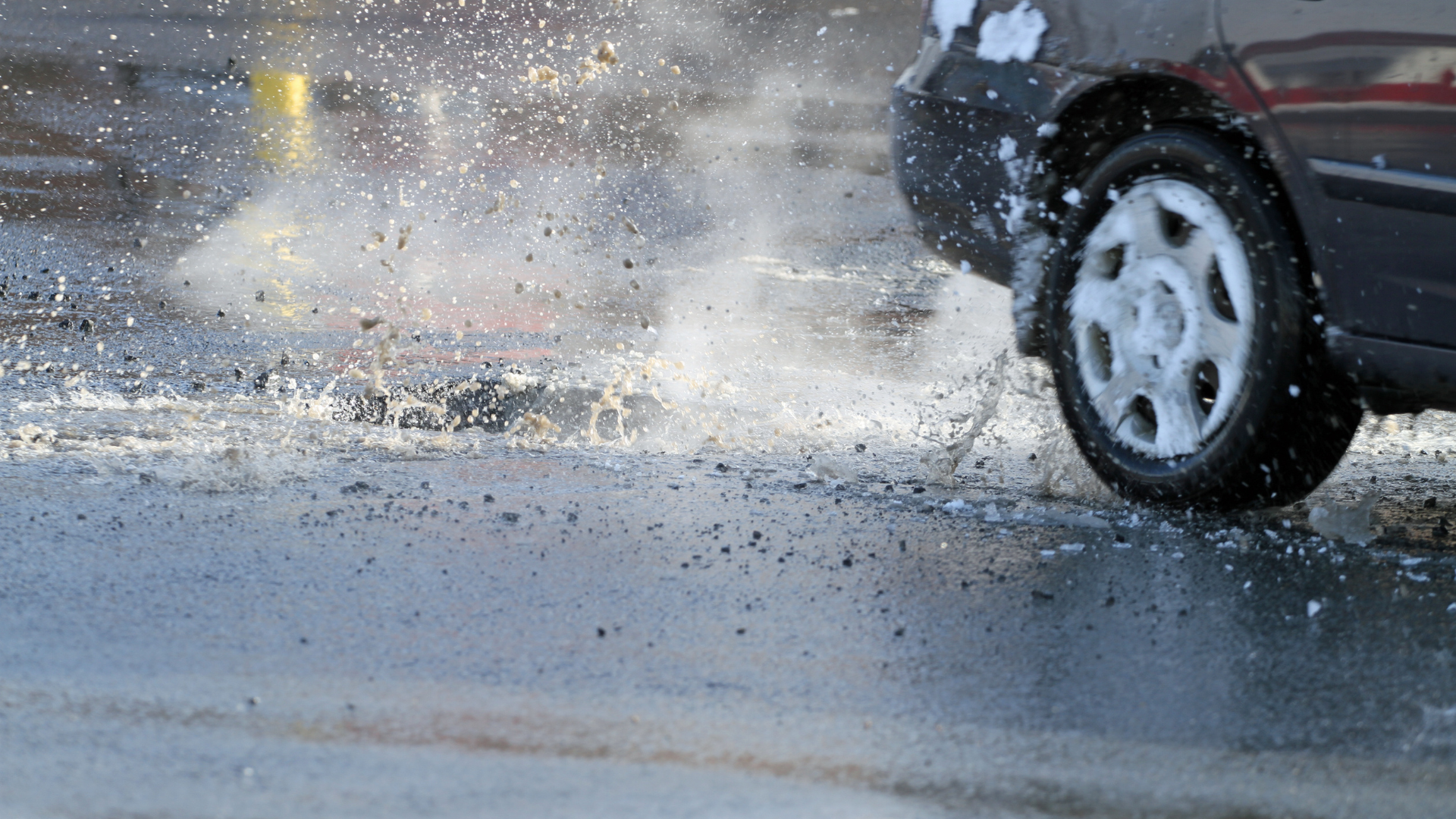 Ilustrasi lubang jalan di jalan raya Malaysia, menyoroti potensi kerosakan kenderaan dan tindakan undang-undang terhadap pihak berkuasa kerajaan untuk kecuaian dalam penyelenggaraan jalan.