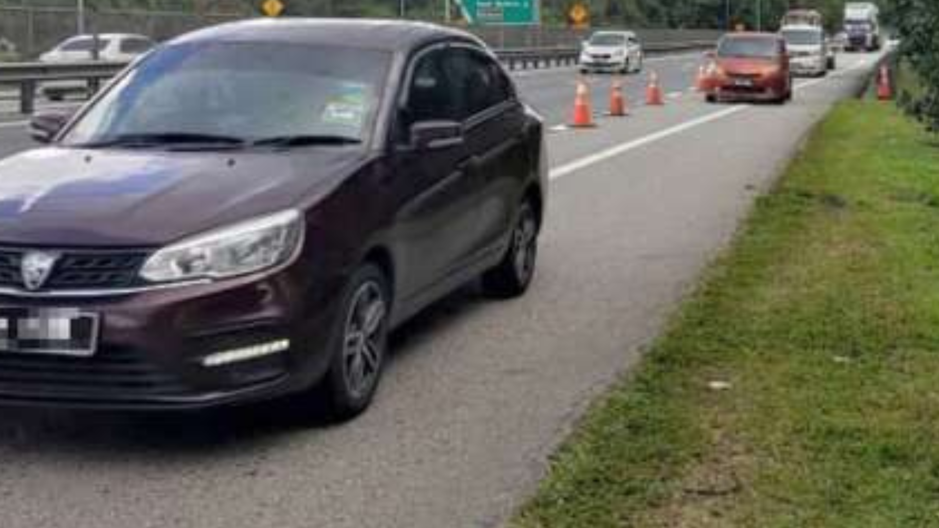 An illustration of a SmartLane designed for urban transportation, showcasing exclusive lanes for cars and motorcycles. The image highlights the benefits of enhanced safety, improved traffic flow, and positive environmental impacts, emphasizing the importance of this initiative for urban mobility