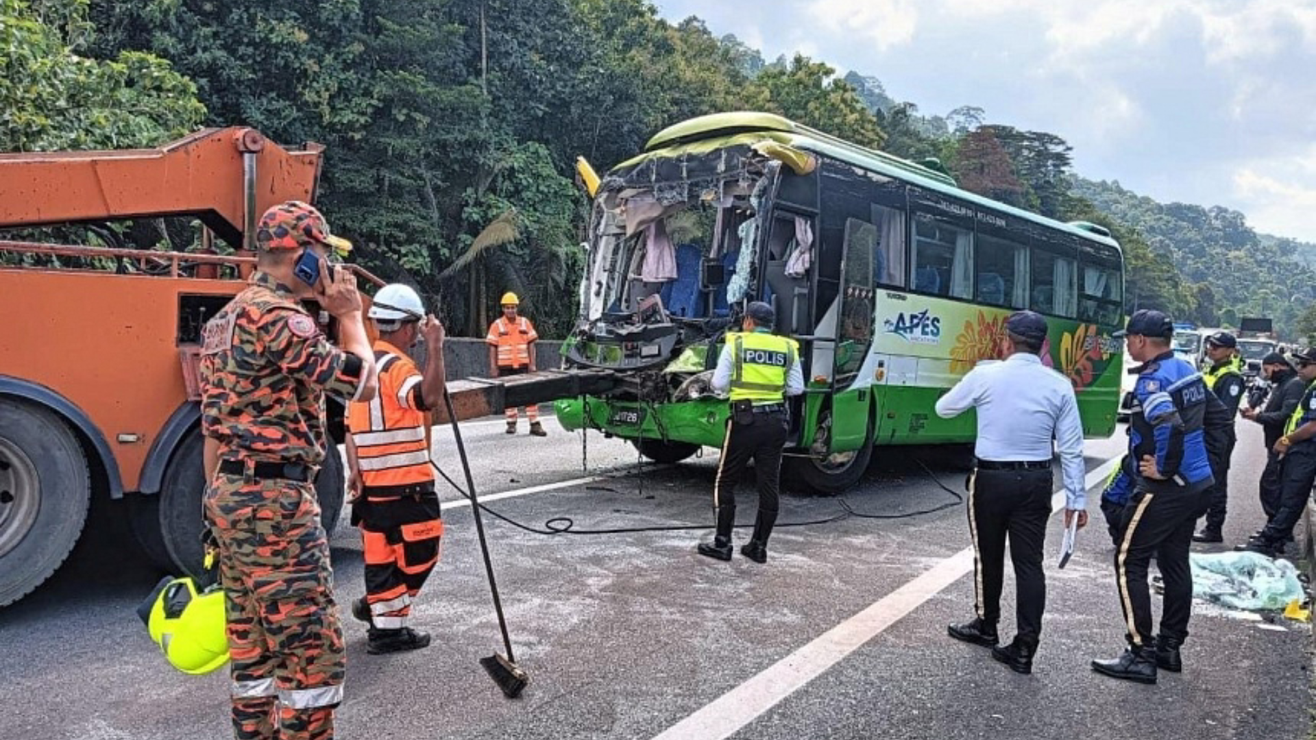 Seorang anggota bomba dan pegawai polis berada di lokasi kemalangan jalan raya maut yang melibatkan sebuah bas di Taiping, Perak, pada 24 Oktober.