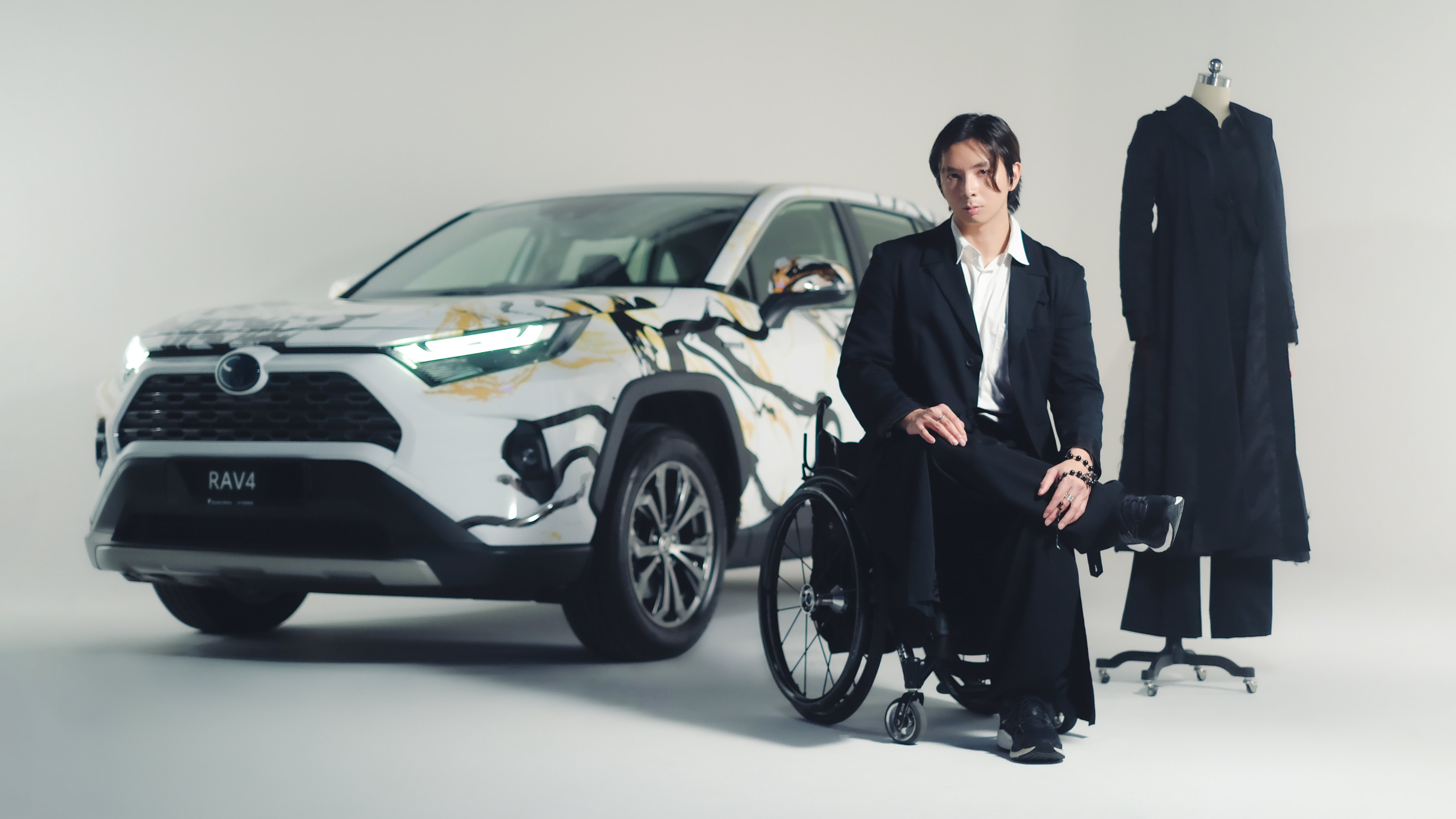 Editors%2 Fimages%2 F1734071308446 Toyota+Goes+Beyond+The+Roadway+And+Hits+The+Runway+With+Singaporean+Para Athlete+Toh+Wei+Soong