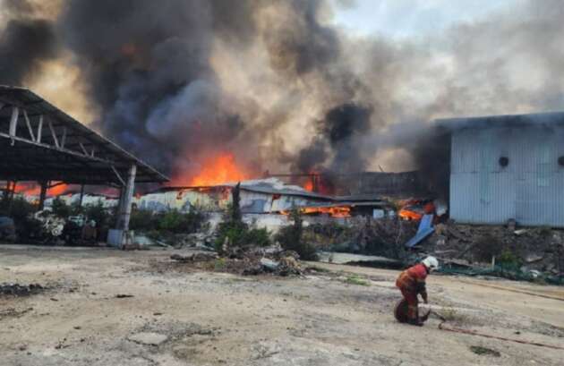 Editors%2 Fimages%2 F1738895895313 Melaka Ev Recycling Plant Fire Jbpm 630x409