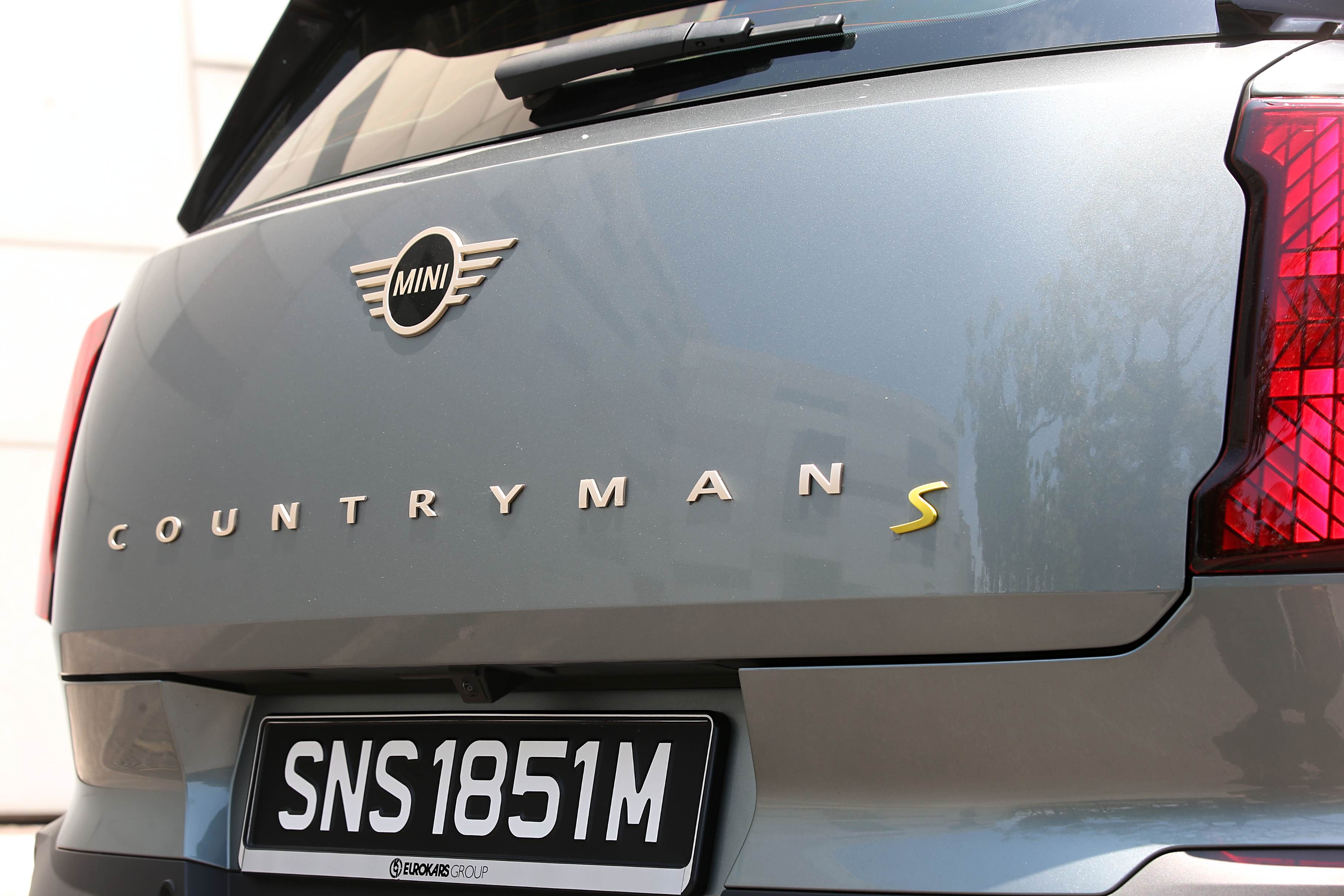 Editors%2 Fimages%2 F1740051462867 D38 V8649 Fotor