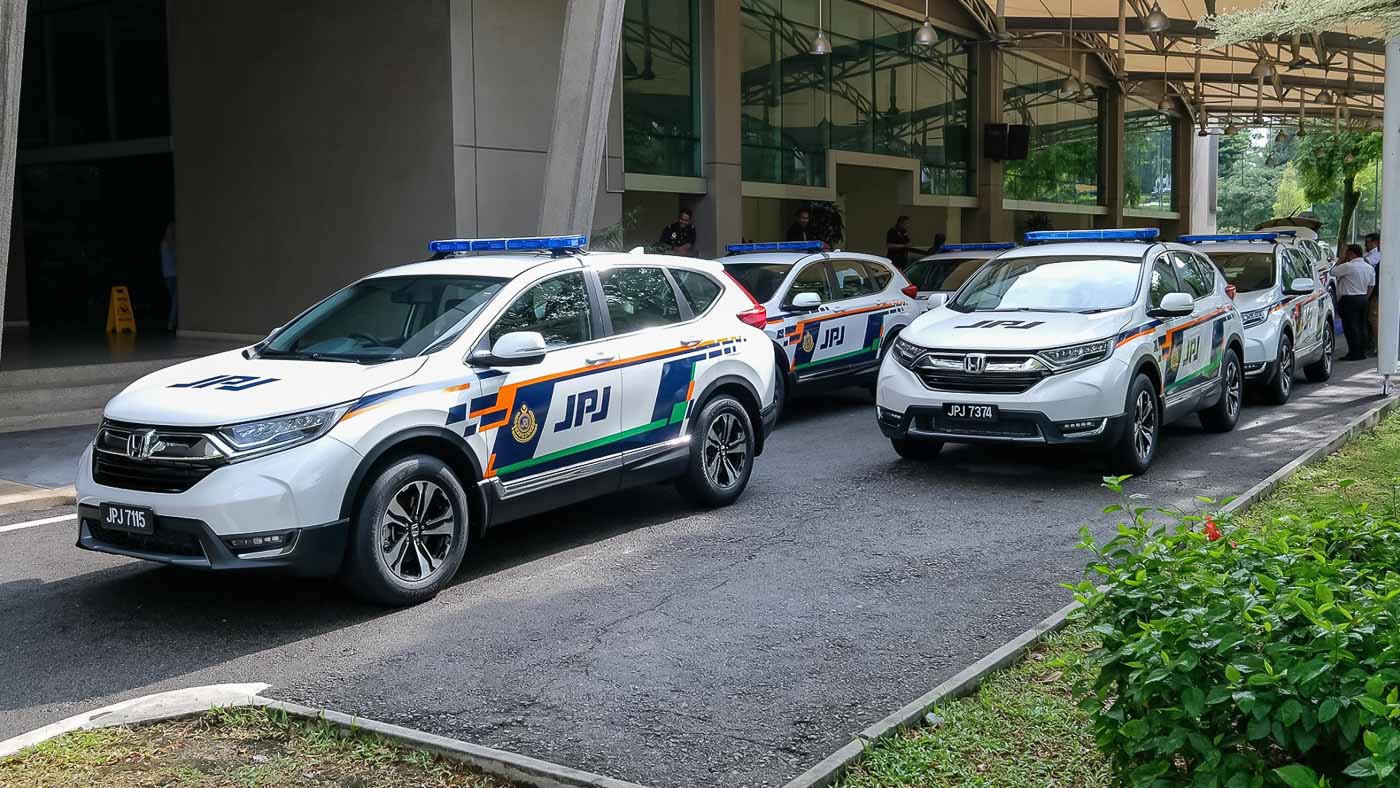 Editors%2 Fimages%2 F1740103793576 2019 Plus Hands Over 10 Honda Cr V 2