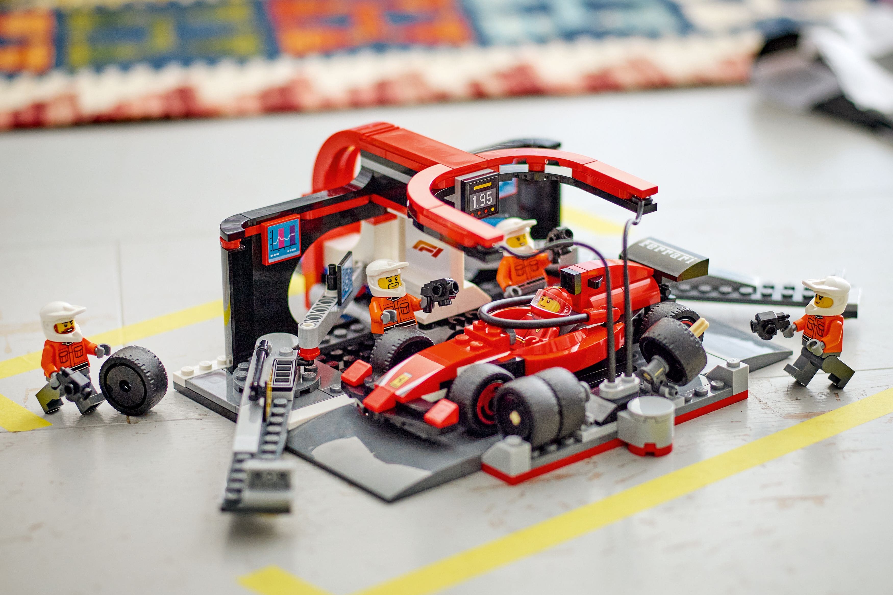 Editors%2 Fimages%2 F1740717982574 60443+F1%C2%Ae+Pit+Stop+%26+Pit+Crew+With+Ferrari+Car+%282%29+%281%29