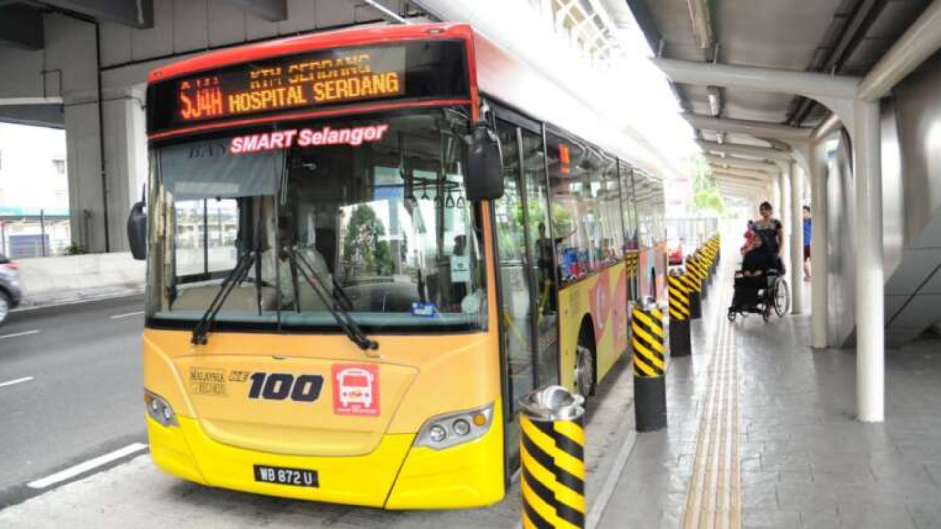 Bas Smart Selangor di stesen dengan notis penggantungan laluan, menunjukkan laluan kawasan Subang yang terjejas akibat kelewatan permohonan APAD