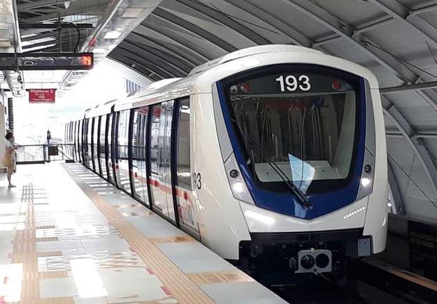 Platform stesen LRT Prasarana dengan pintu skrin keselamatan dan langkah keselamatan tambahan untuk perlindungan penumpang