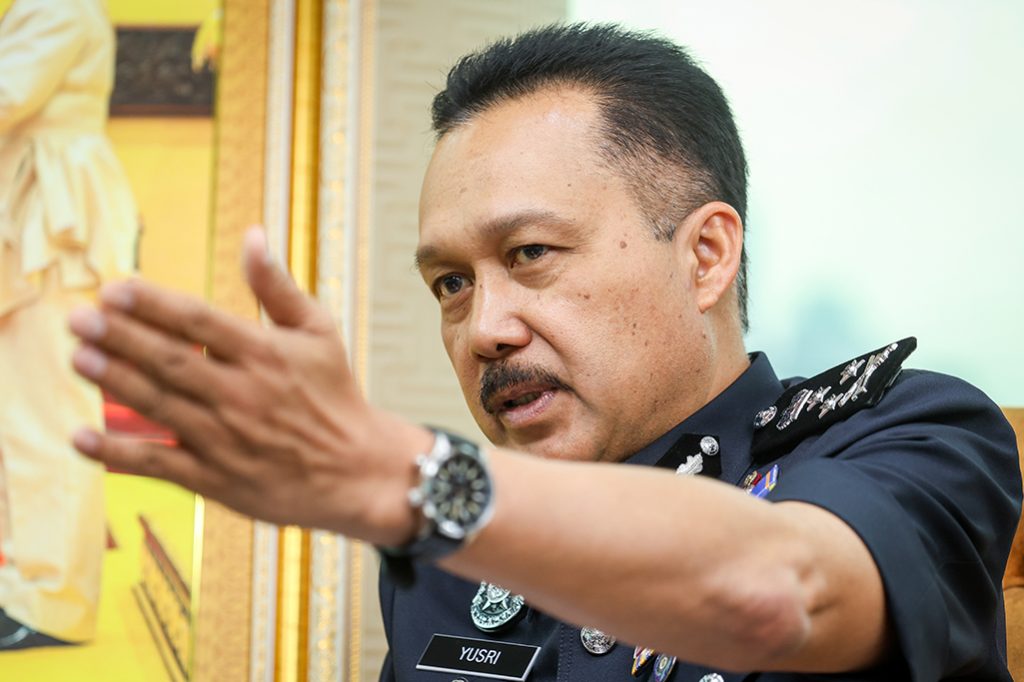 Polis Malaysia menguruskan trafik semasa Op Lancar Aidiladha 2024