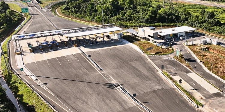 West Coast Expressway Section 2 toll plaza connecting SKVE to KESAS highway with cars passing through electronic toll collection system