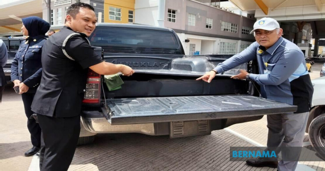 Editors%2 Fimages%2 F1755048533299 Klang Hop On Hop Off Bus %2841%29 Full Normal