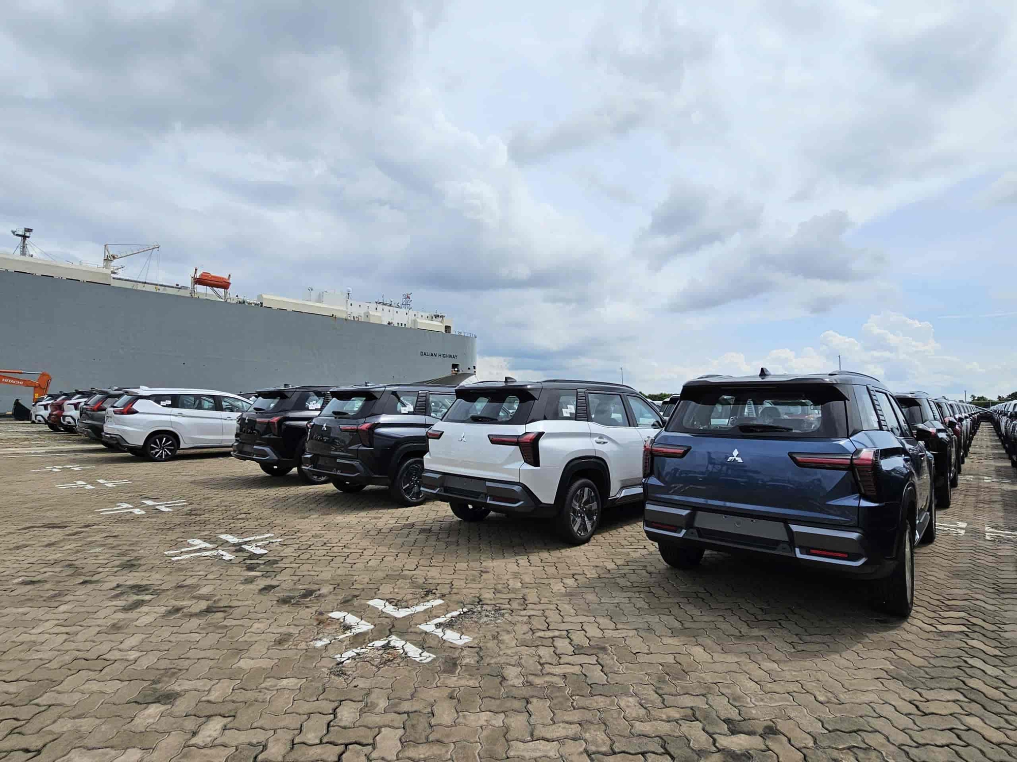 Editors%2 Fimages%2 F1762938639651 Mitsubishi Destinator Cap Cang Viet Nam 7 1762731661190 17627316613382066454965