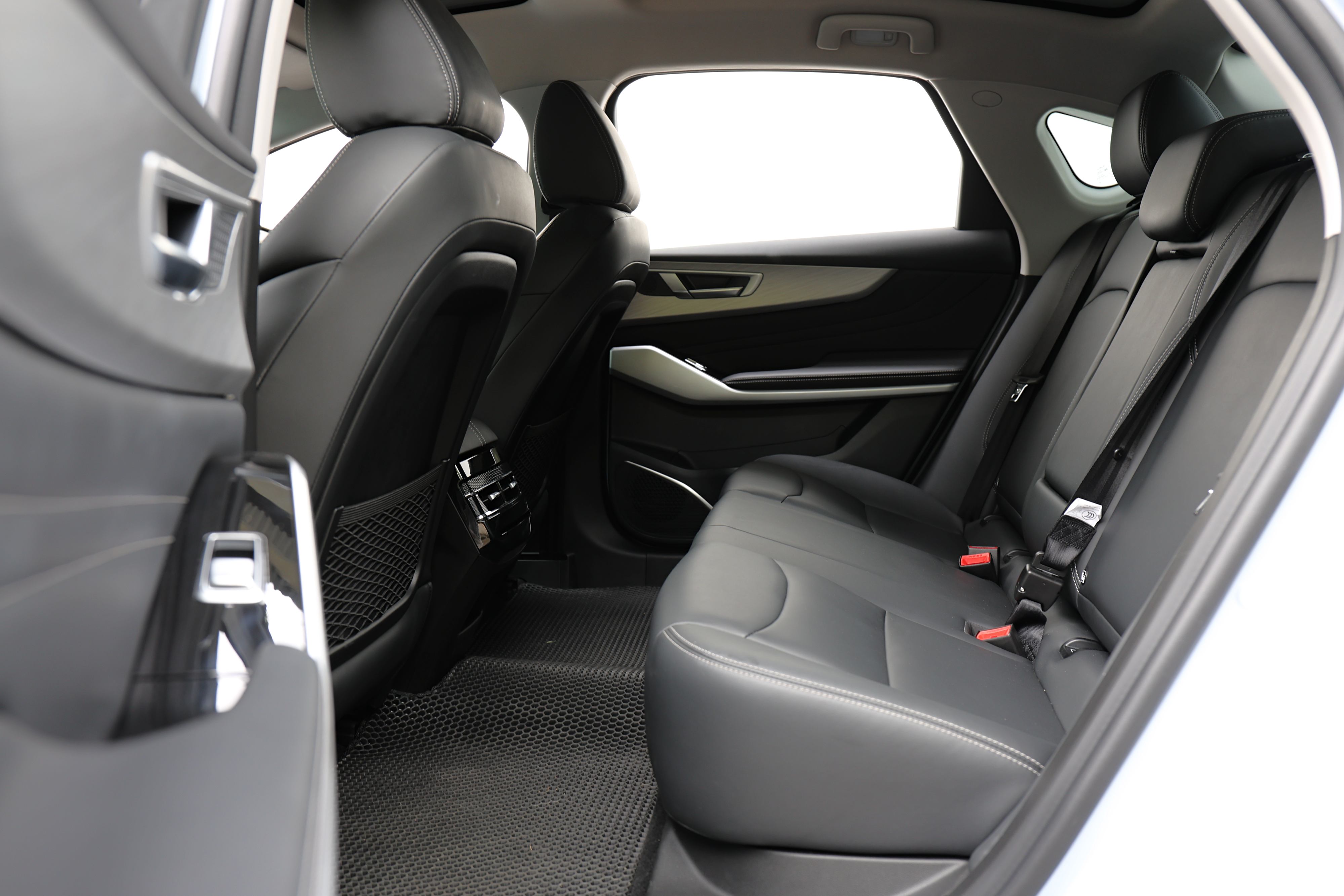 Editors%2 Fimages%2 F1765255670693 Mreview Jmev Elight The New King Of Value 5