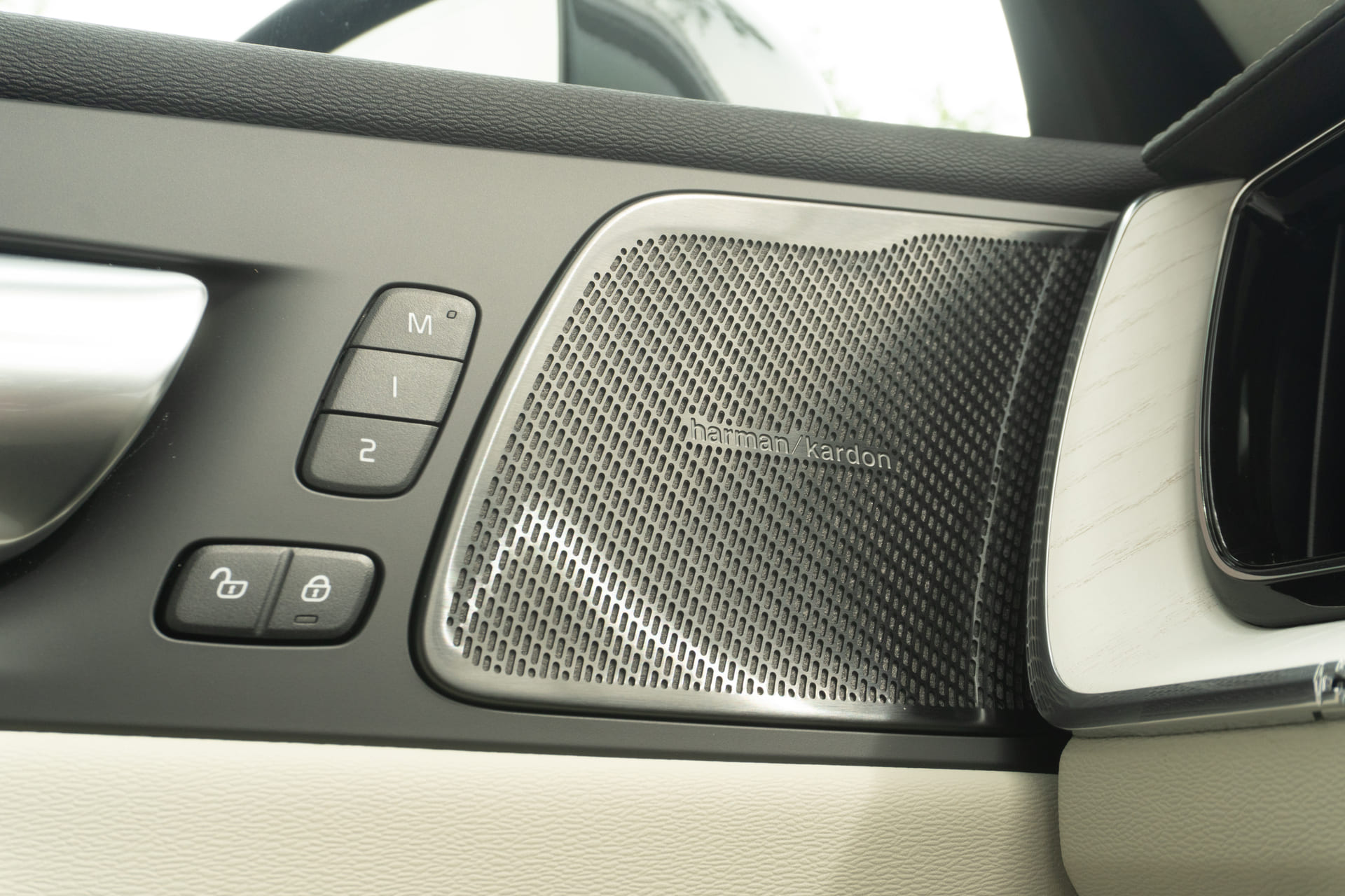 Editors%2 Fimages%2 F1776752204502 Volvo Xc60 T8 41