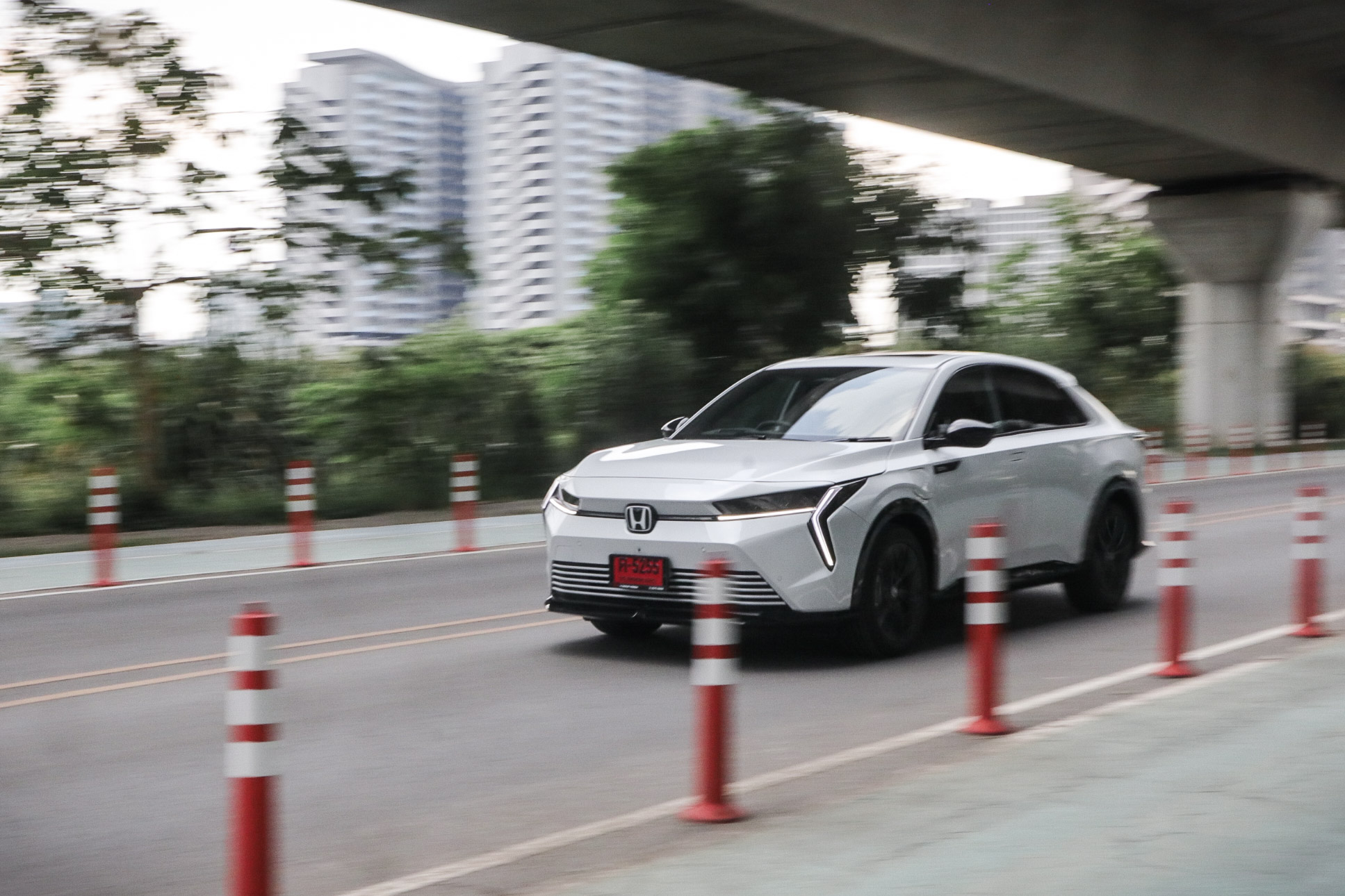 Honda eN2 กำลังวิ่งอยู่บนถนนในเมือง