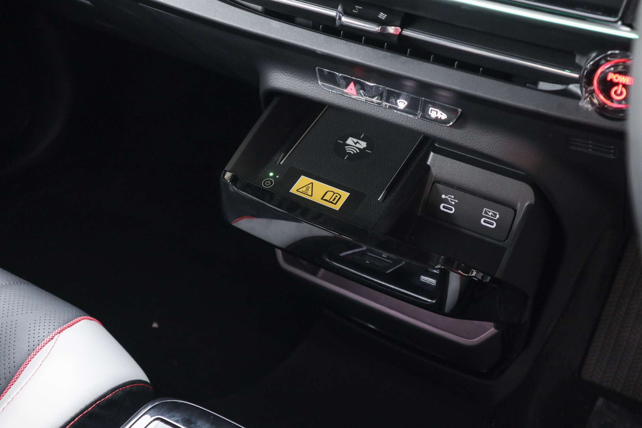 A foldable middle console where you can make it as a walk-through space