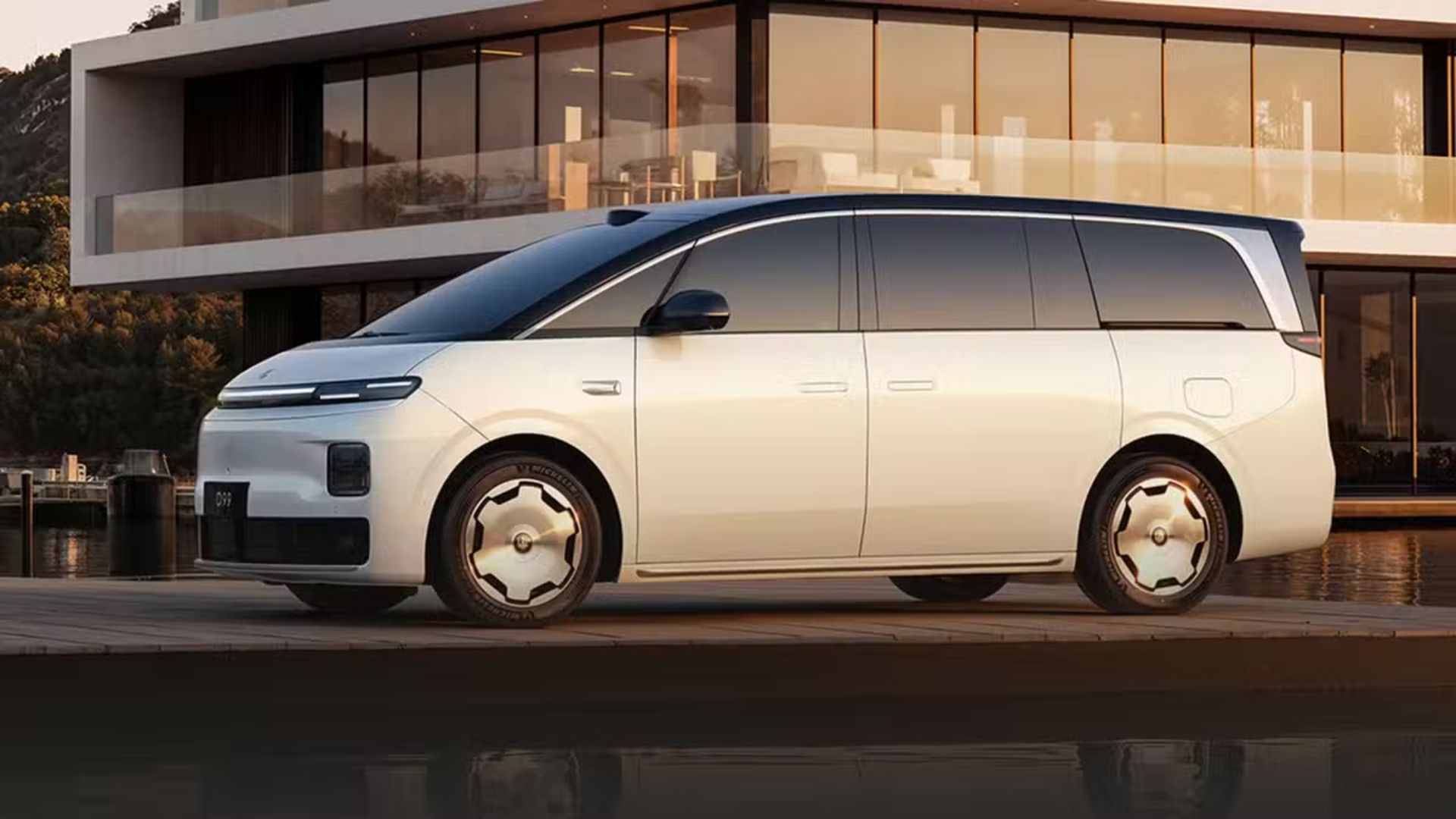 Leapmotor D99 The ultra-futuristic flagship minivan with 180-degree rotating seats