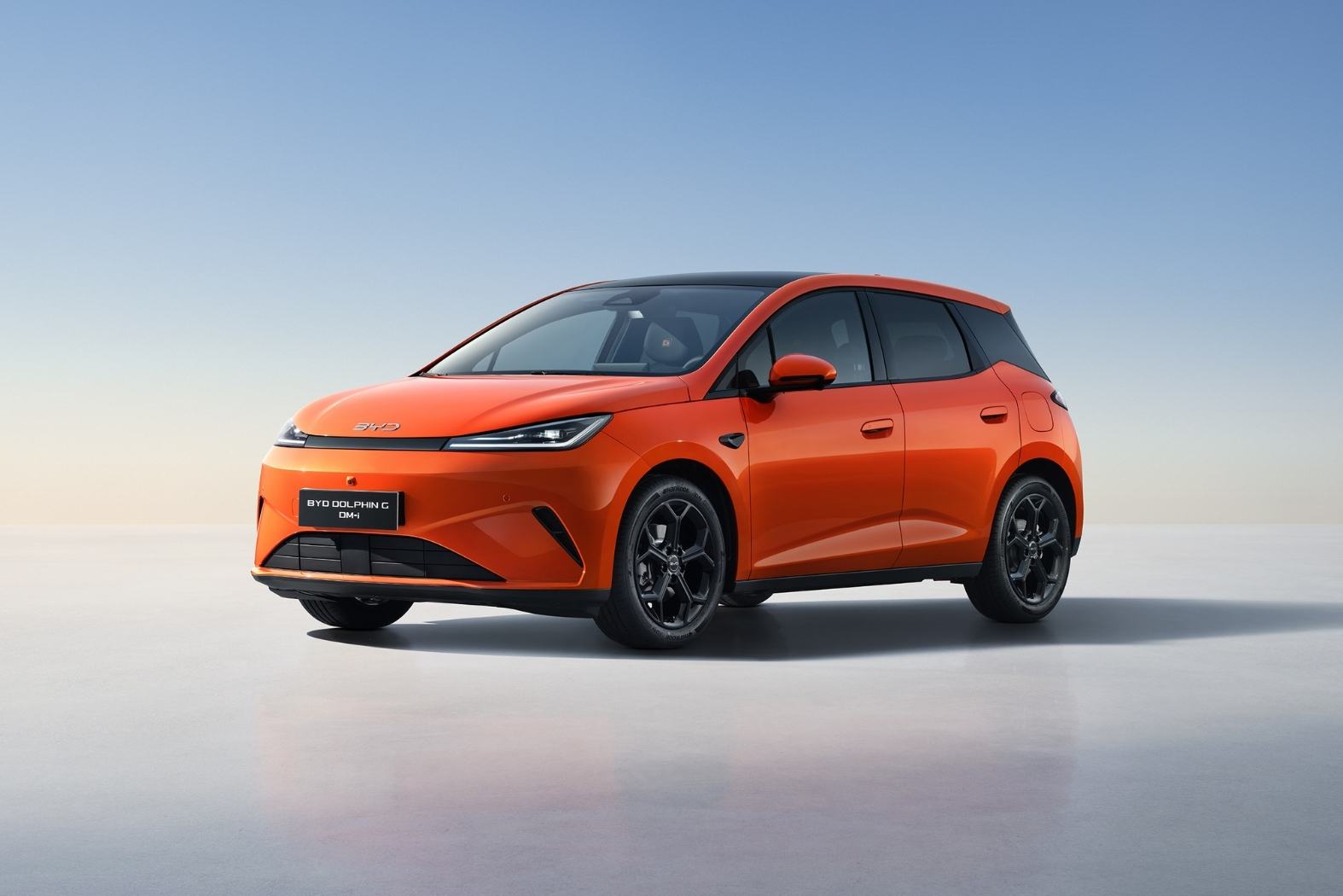 The BYD DOLPHIN G DM-i plug-in hybrid, a compact hatchback featuring a B-segment design, enters the European market in 2026.