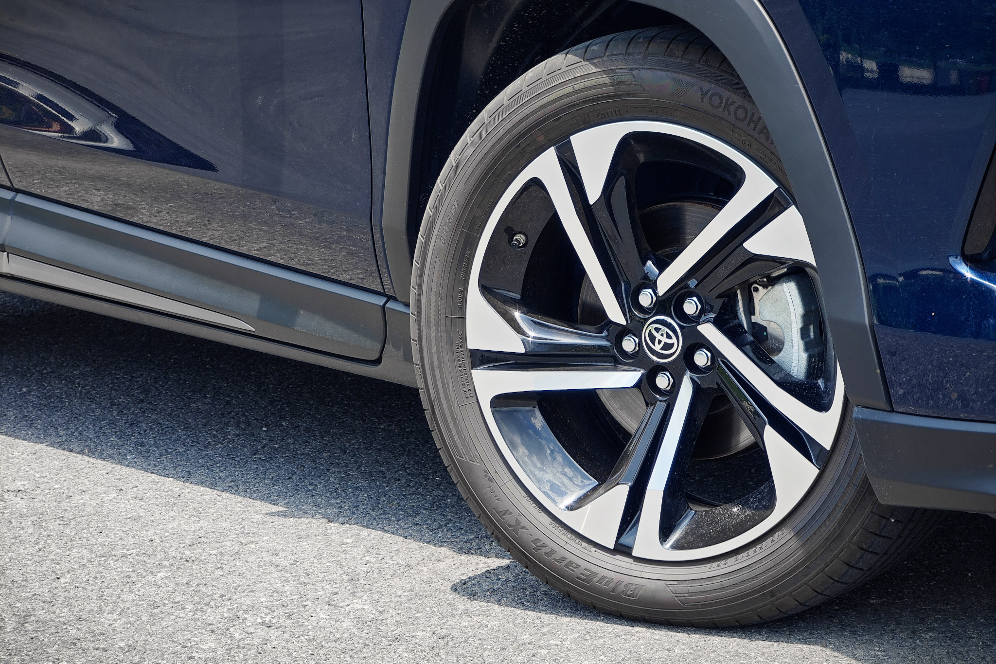 A silver accents all around the exterior body of Yaris Cross top trim