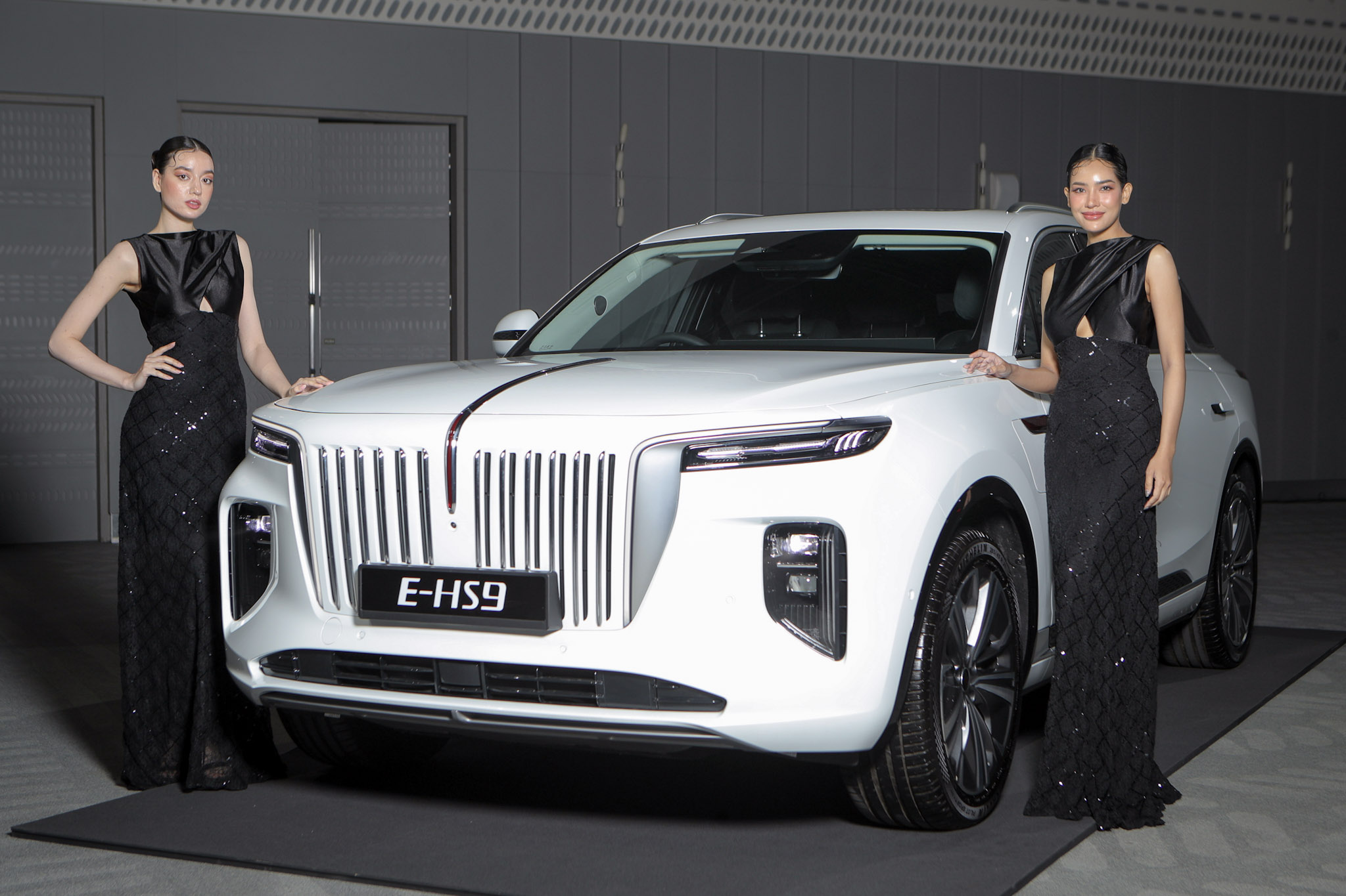 แปล: รถยนต์ไฟฟ้าหรูระดับพรีเมียม HONGQI E-HS9 ดีไซน์ภูมิฐาน สัญลักษณ์ธงแดง ประเดิมเปิดตัวในประเทศไทย