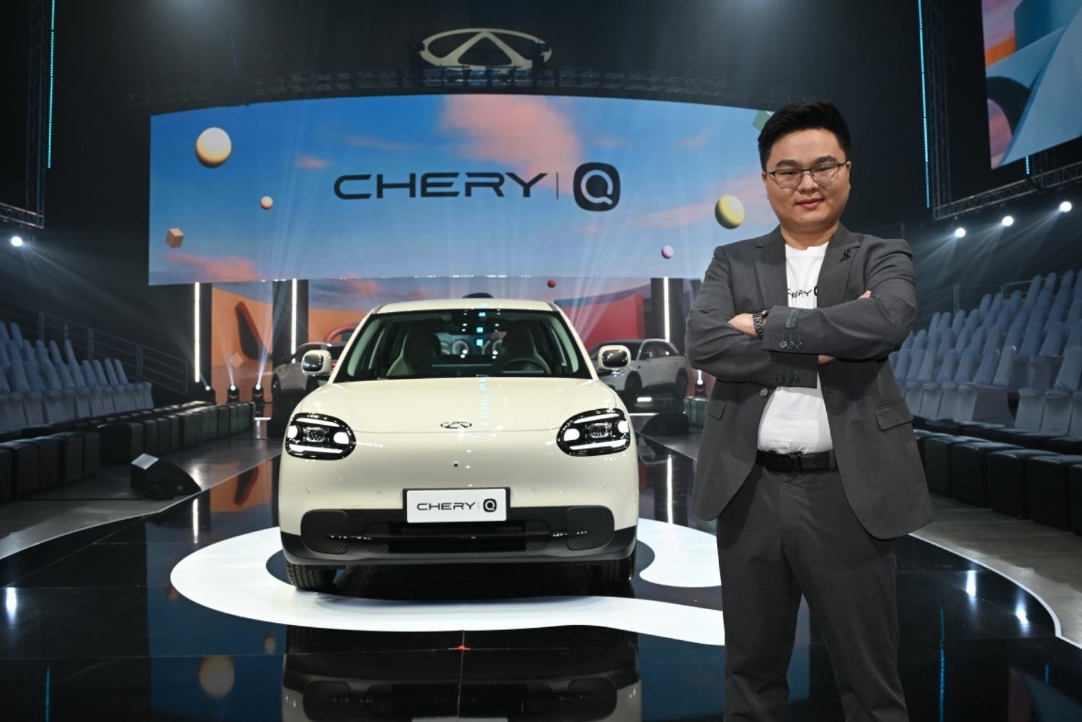 Mr. Jim Lee, Managing Director of Chery Thailand with Chery Q