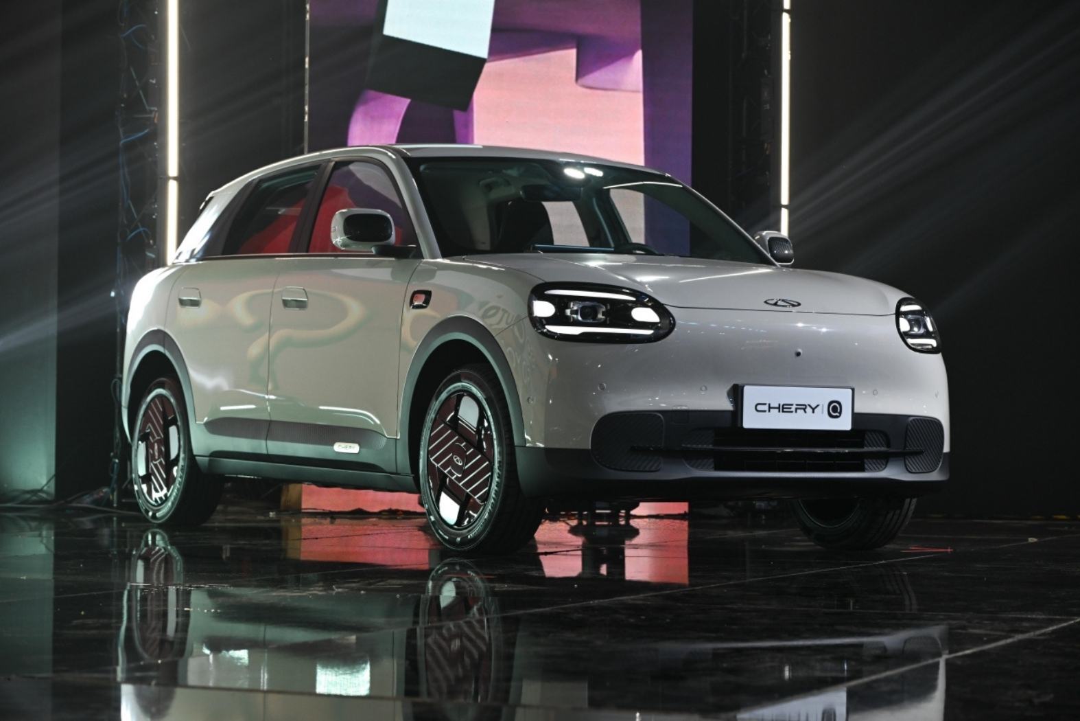Mr. Jim Lee, Managing Director of Chery Thailand with Chery Q