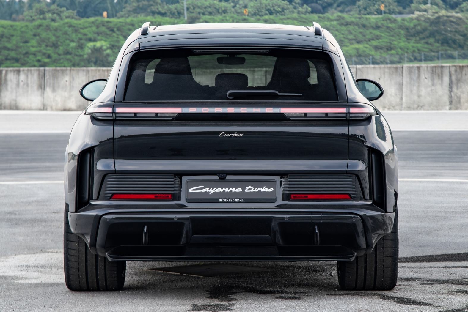 Editors%2 Fimages%2 F1782800172326 Editors Images 1781148322456 M Preview %2 B Porsche%2 B Cayanne%2 B Electric%2 B%E2%80%93%2 Ba%2 Bmagic%2 Bcarpet%2 Bride%2 Bwith%2 B1%2 C132%2 Bhp6