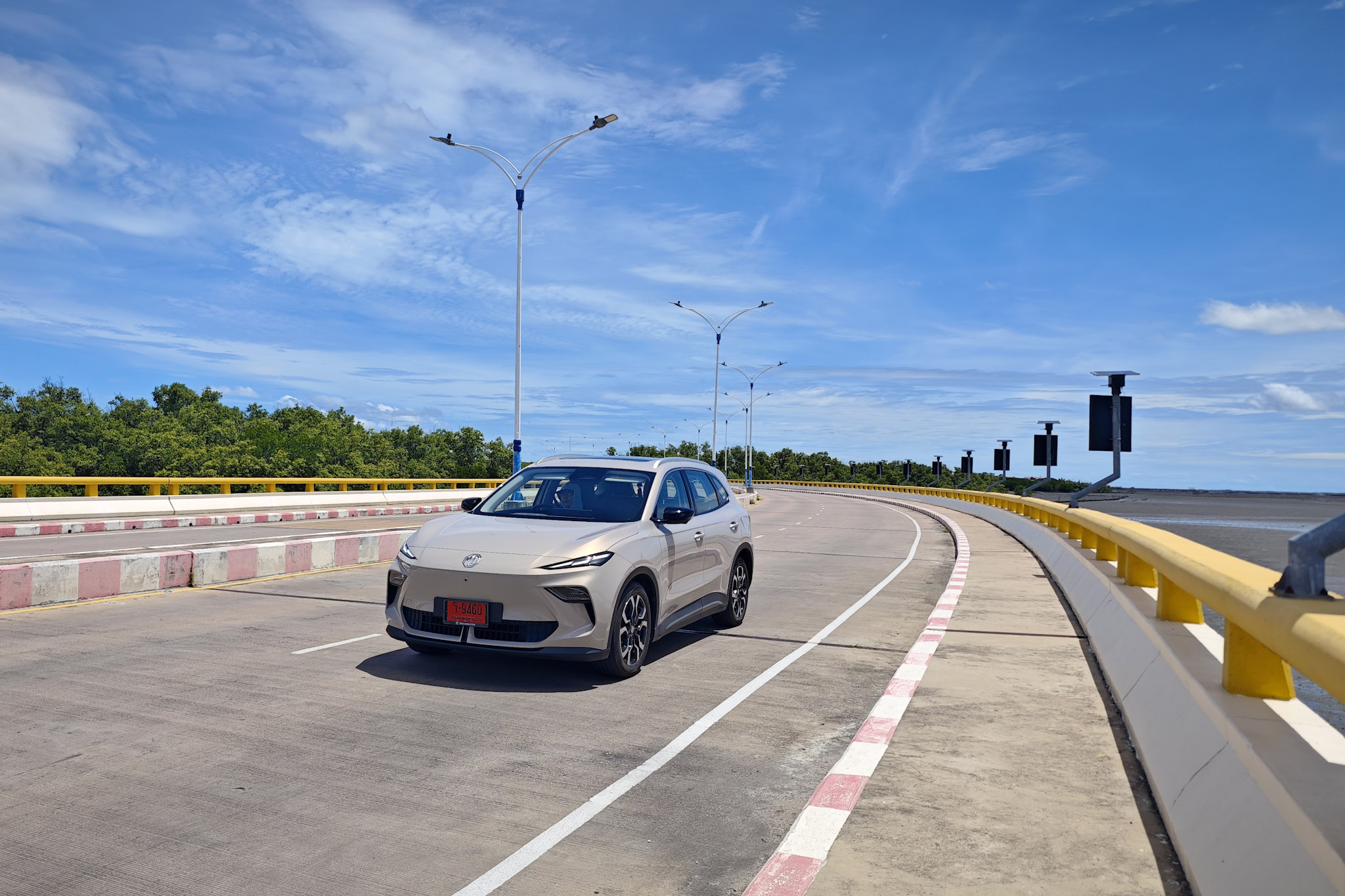 The MG S5 EV driving around the corner