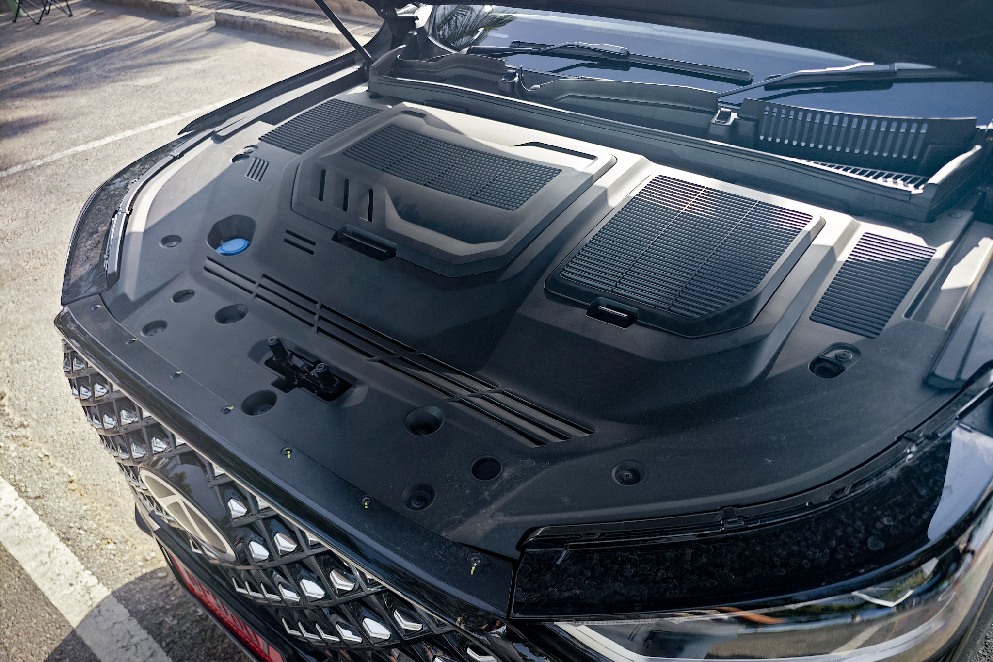 Under Chery Tiggo 8 front bonnet