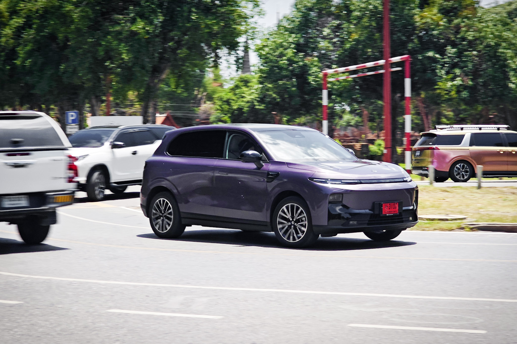 Leapmotor B10 driving on busy local road