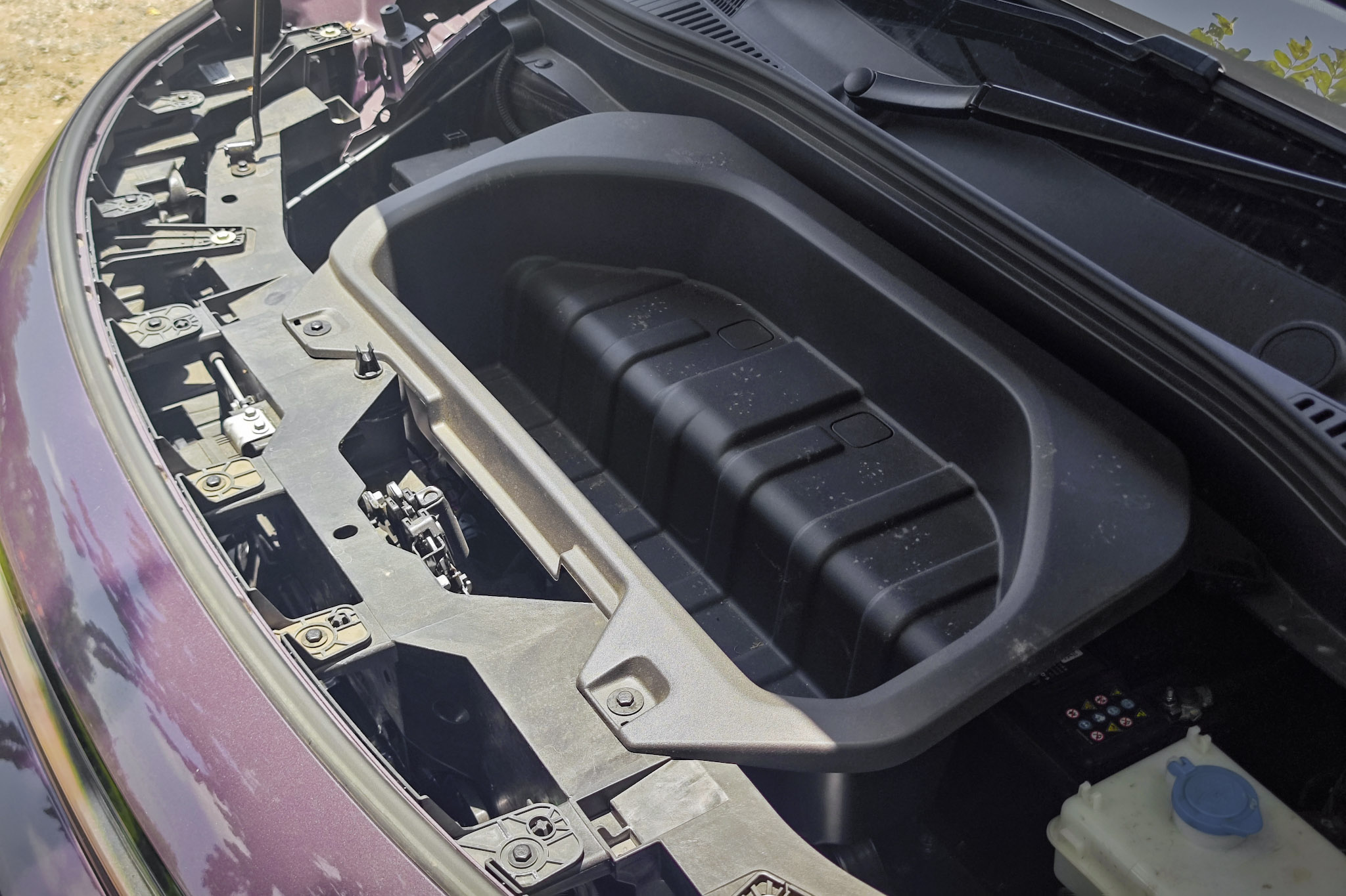 Under Leapmotor B10 front bonnet