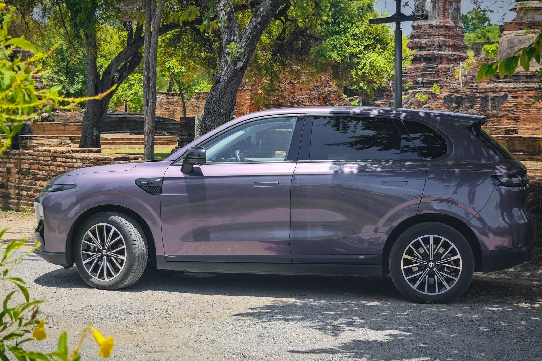 The Leapmotor B10 parking sideway to show the car dimension