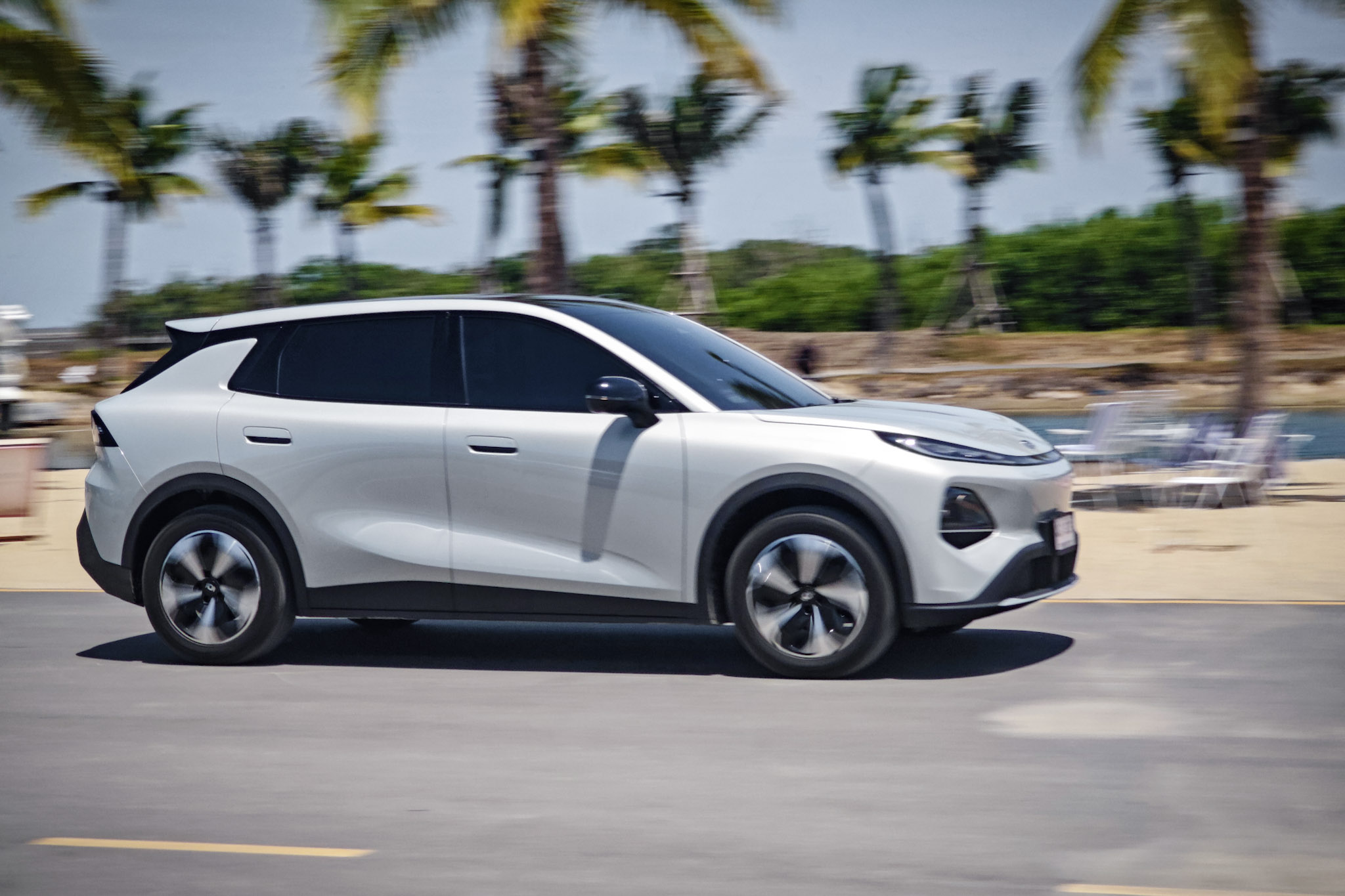 Nevo Q05 driving on a beach side local road