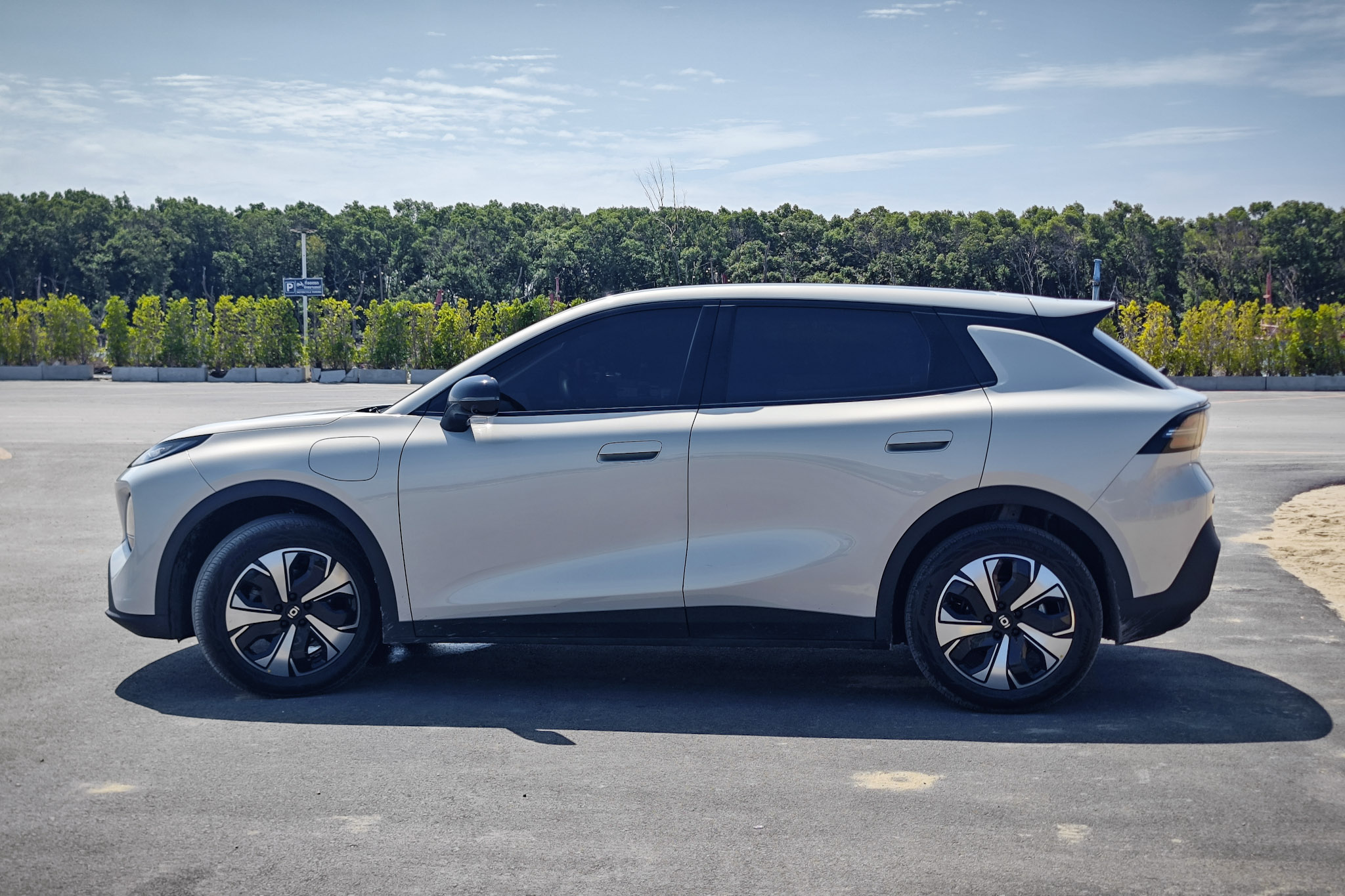 The Nevo Q05 parking sideway to show the car dimension
