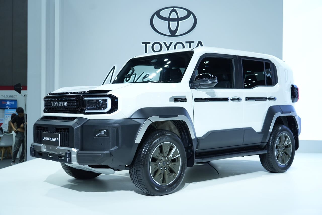 Toyota Land Cruiser FJ และทัพรถยนต์รุ่นไฮไลต์