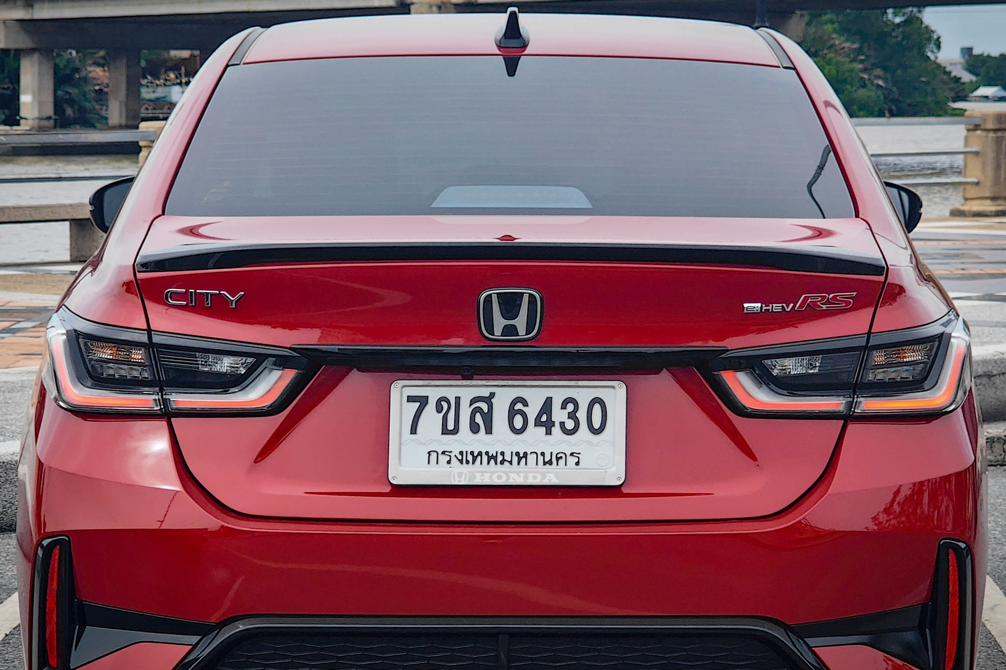 Rear logo and price summary of Honda City eHEV 2026