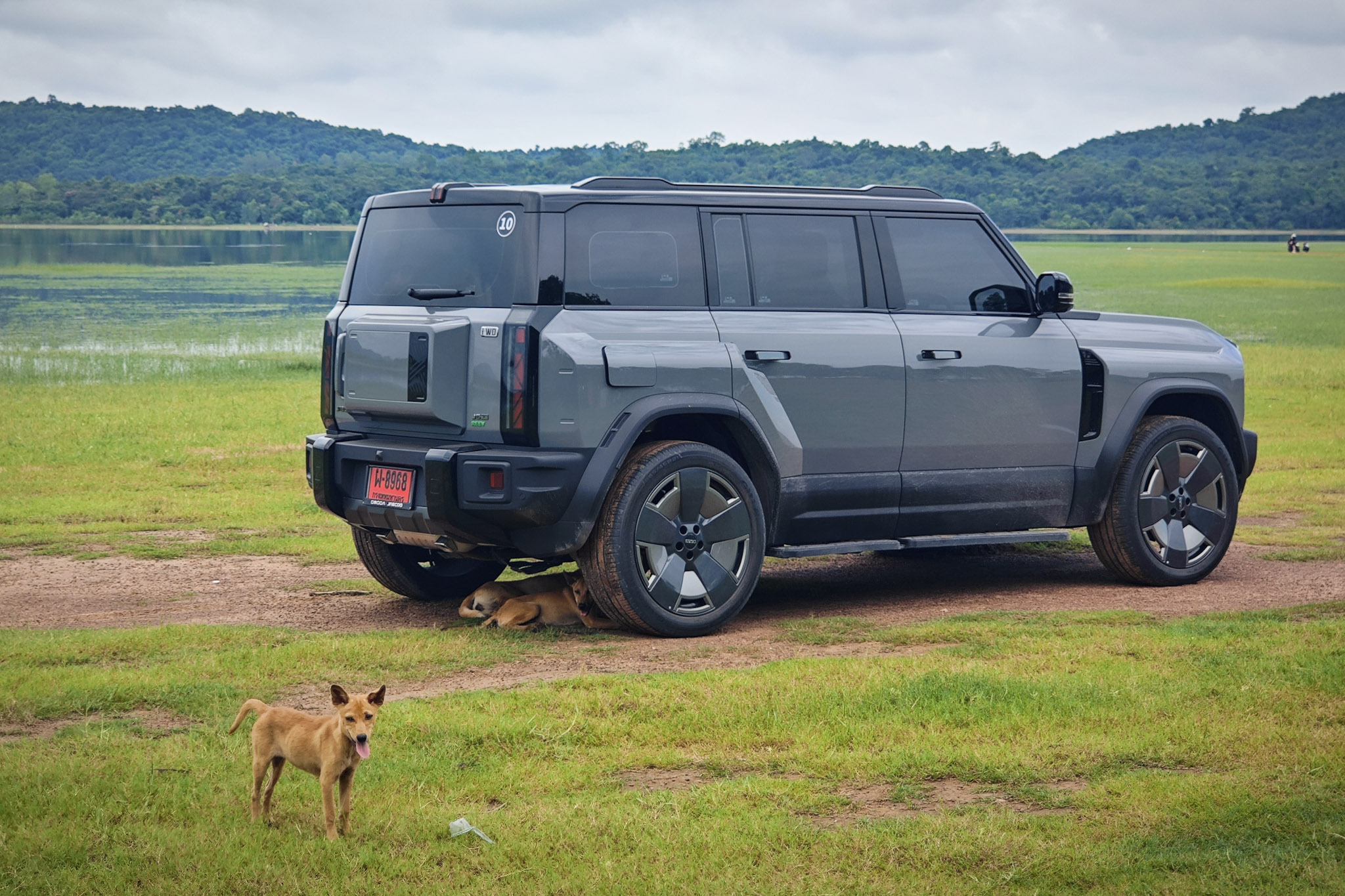 Rear design with tailgate storage box gimmick on JAECOO 6T REEV