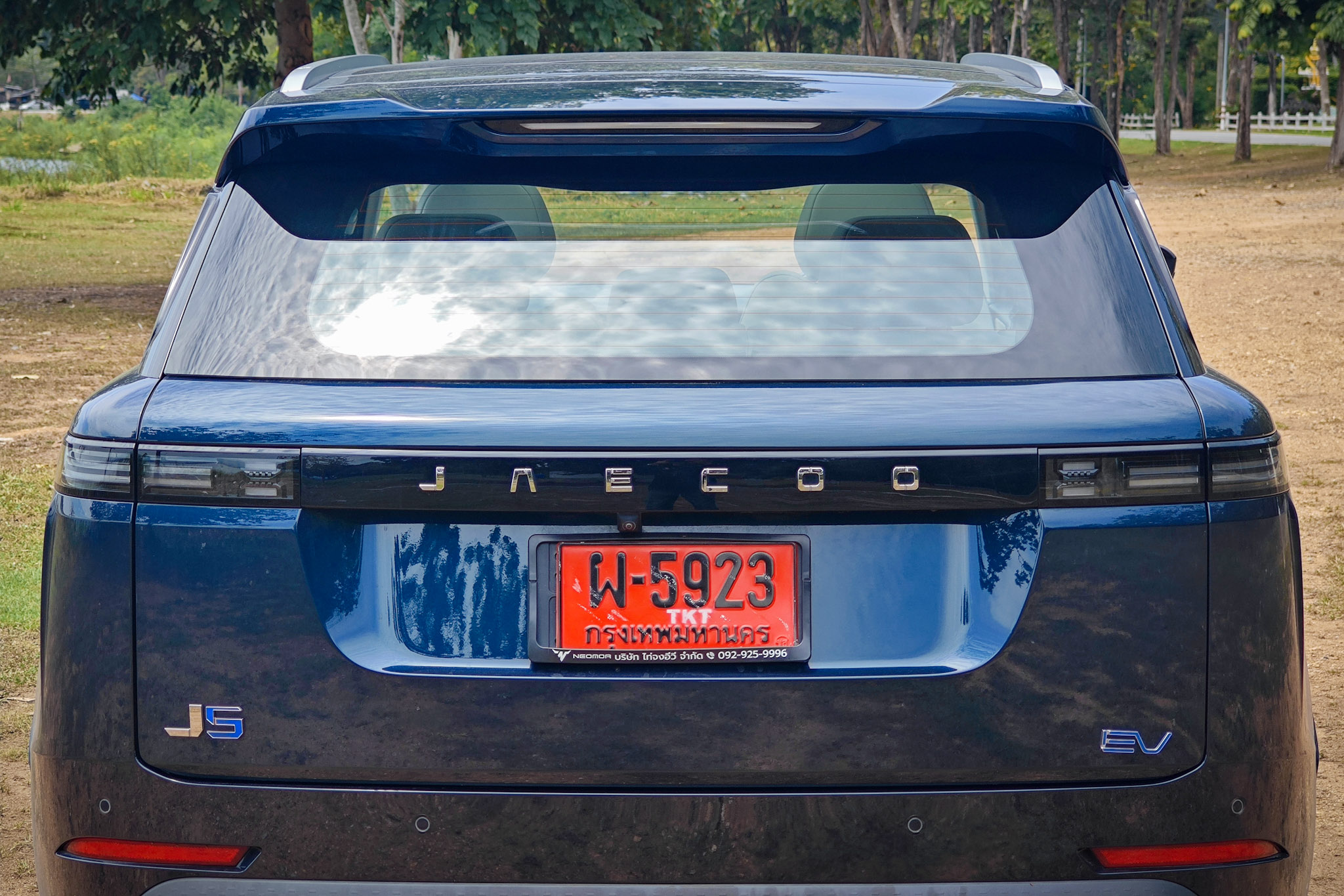 โลโก้ด้านหลังและบทสรุปราคา JAECOO 5 EV 2026