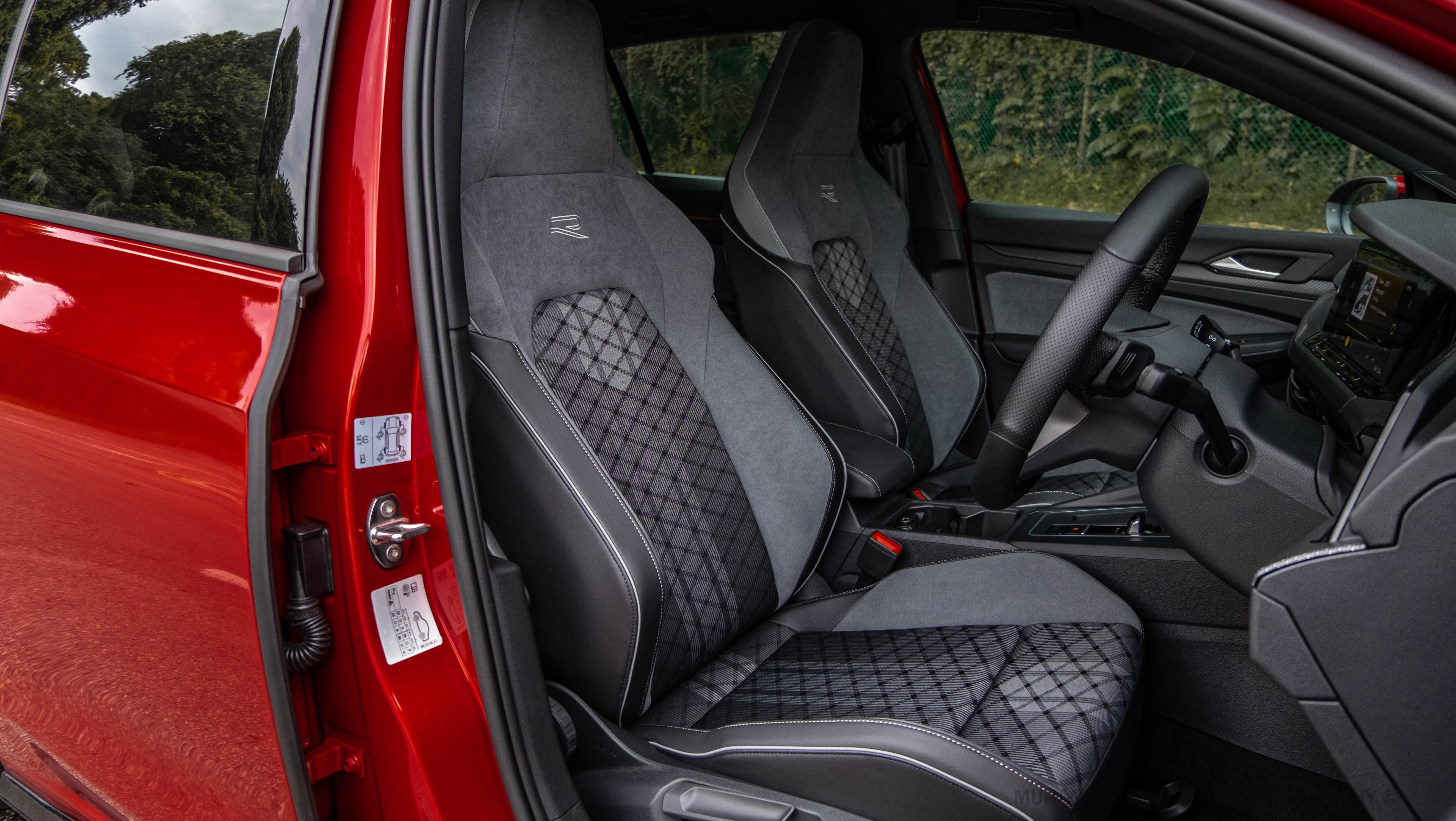 mreview-volkswagen-golf-1-5-etsi-r-line-almost-a-hole-in-one