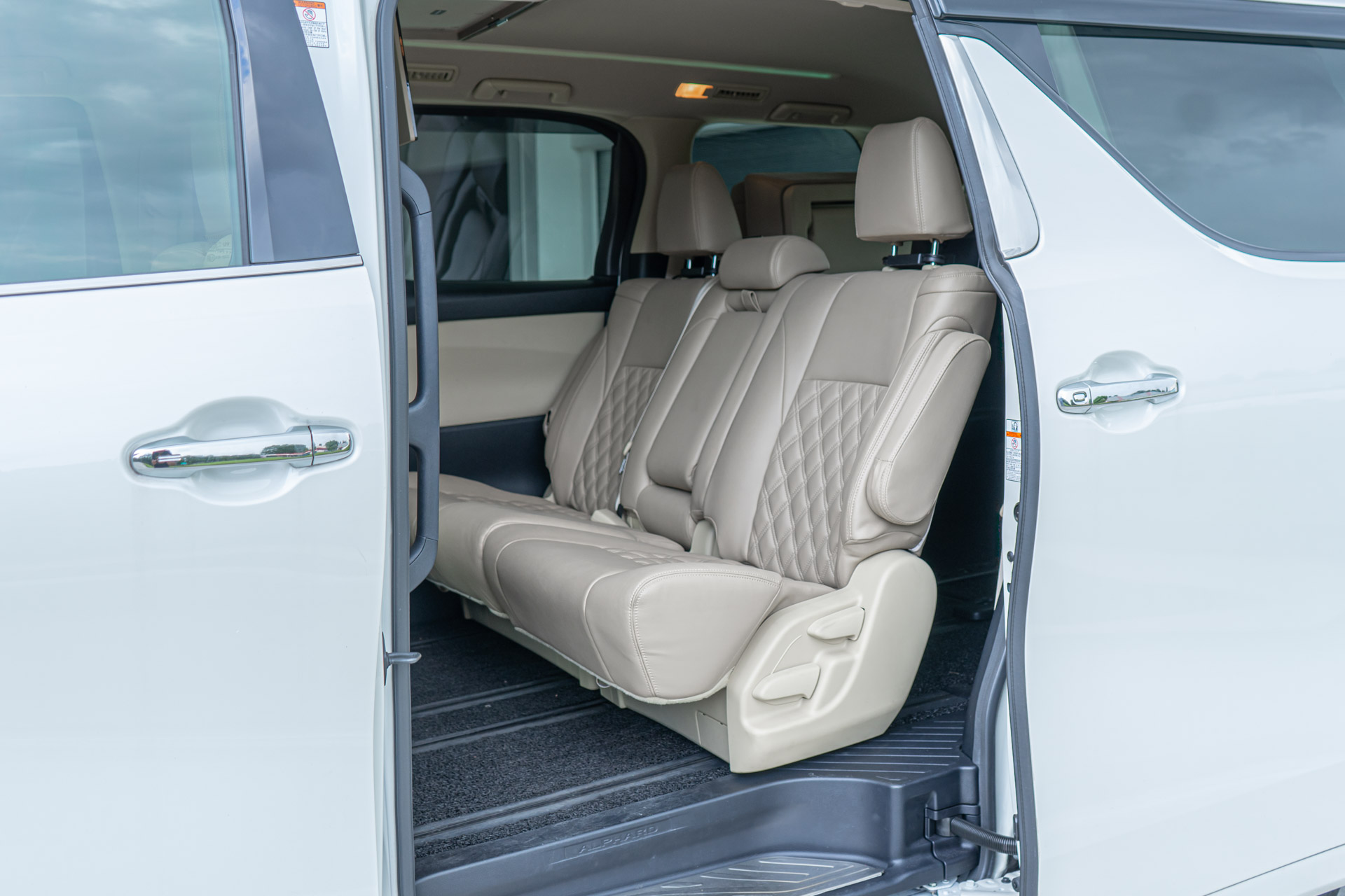 Motorist Car Buyer s Guide Toyota Alphard 8 seater Articles 