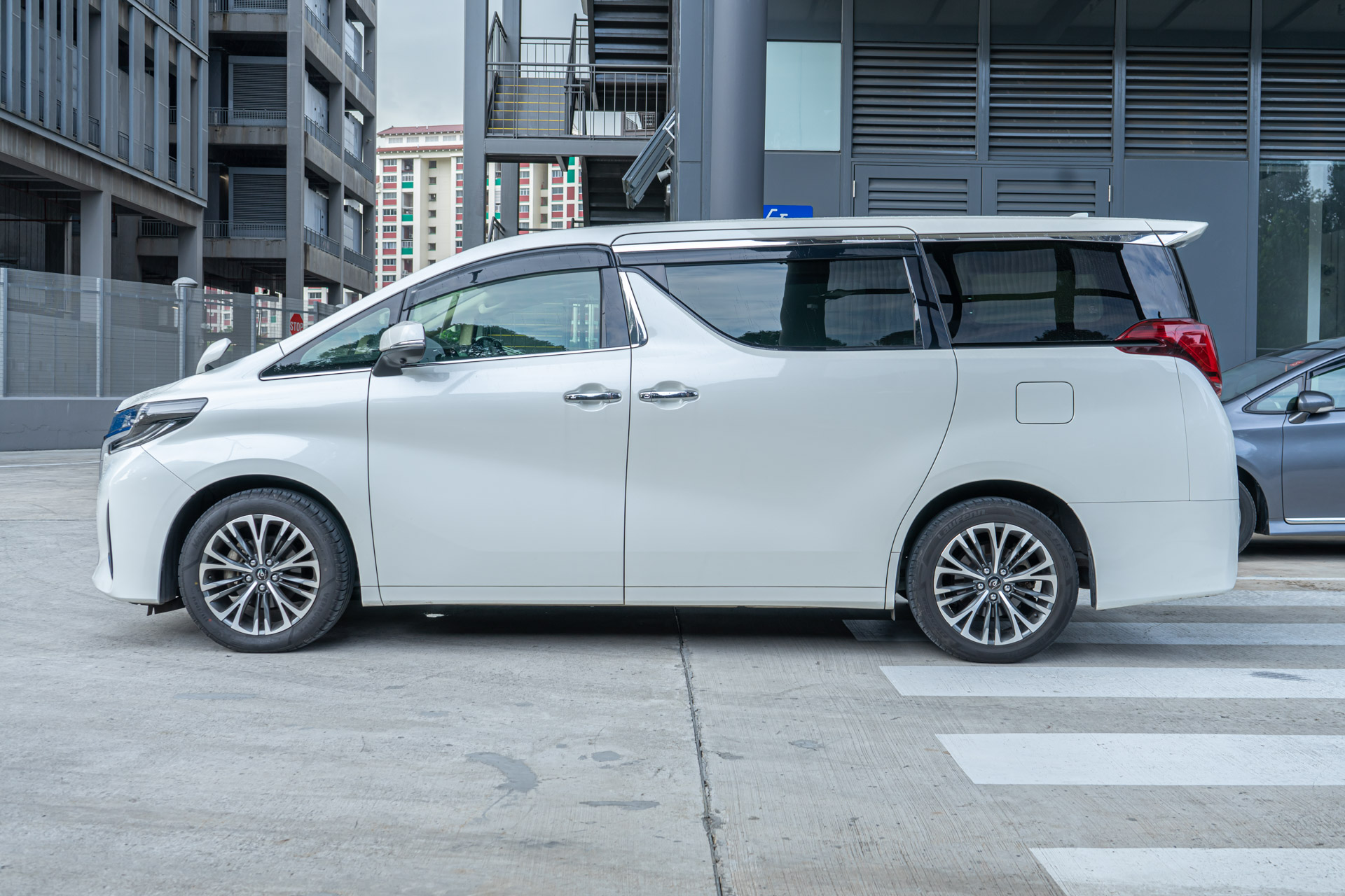 Motorist Car Buyer's Guide: Toyota Alphard 8-seater | Articles ...
