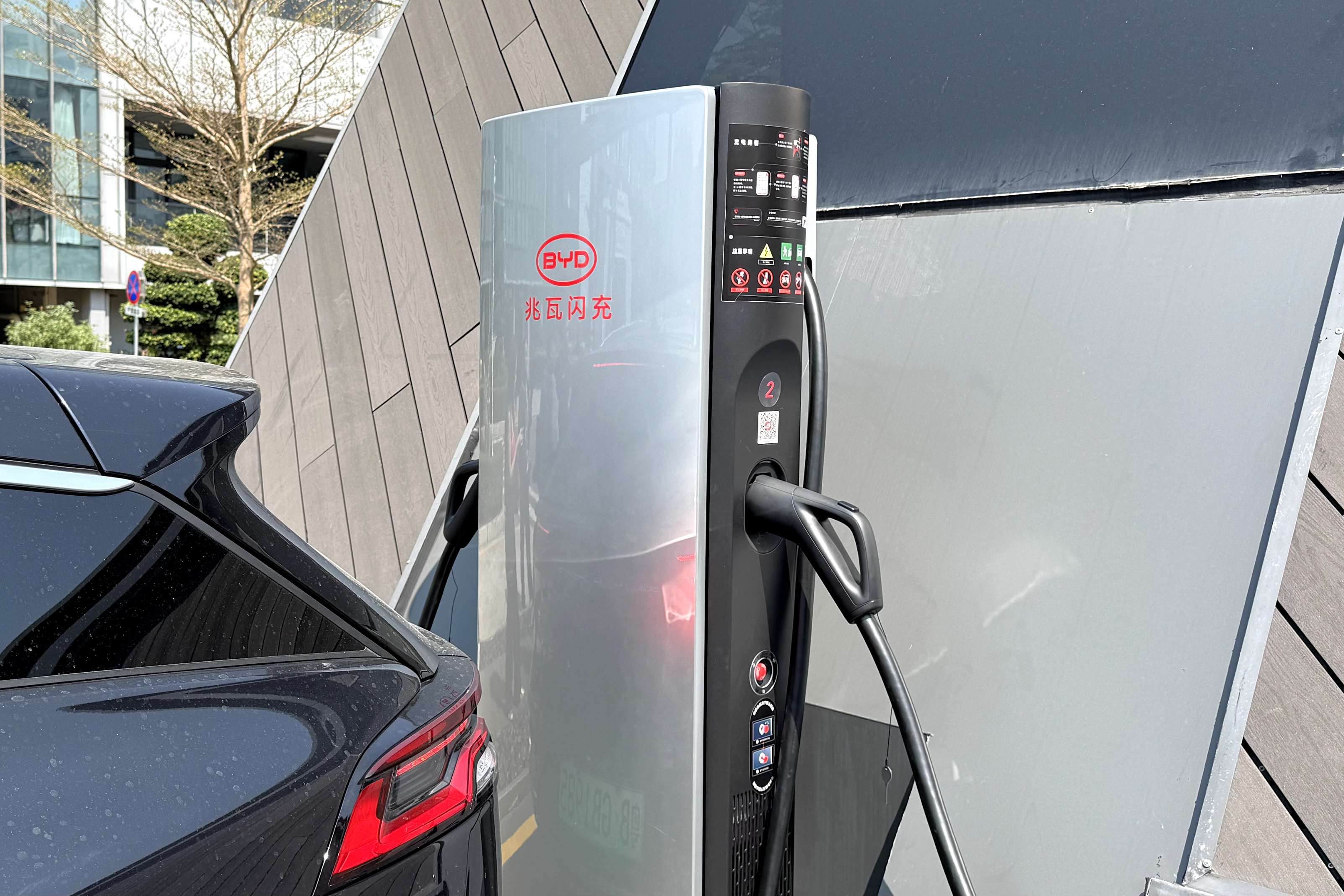 BYD unveils new 1,000kW charging technology that can recharge EVs in 5 ...