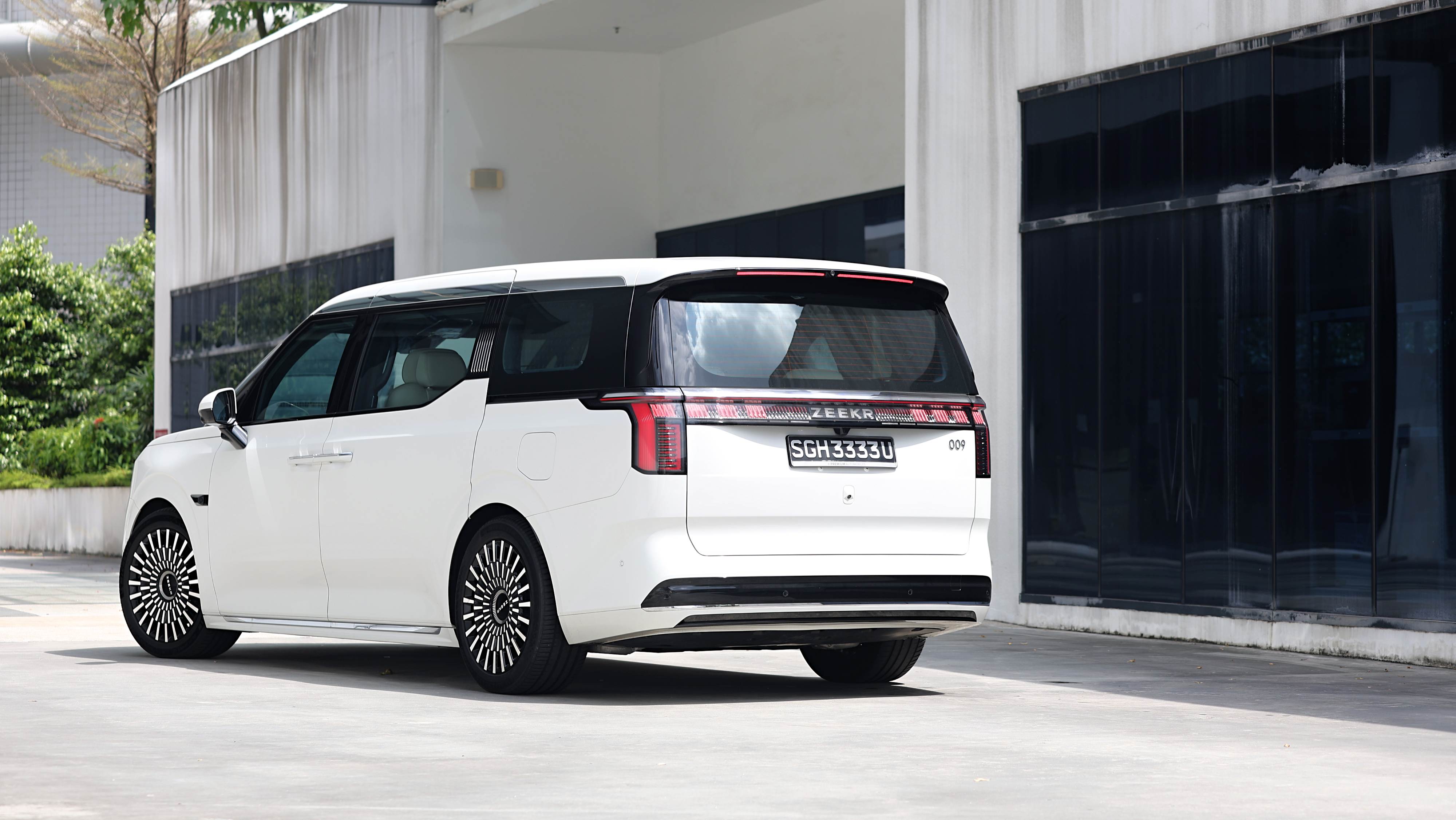 mReview: Zeekr 009 Flagship AWD – The Cathedral Of Comfort