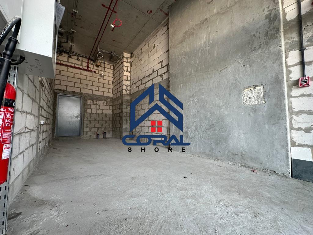 Rare Unit of a Small retail Facing DirectlyLagoons