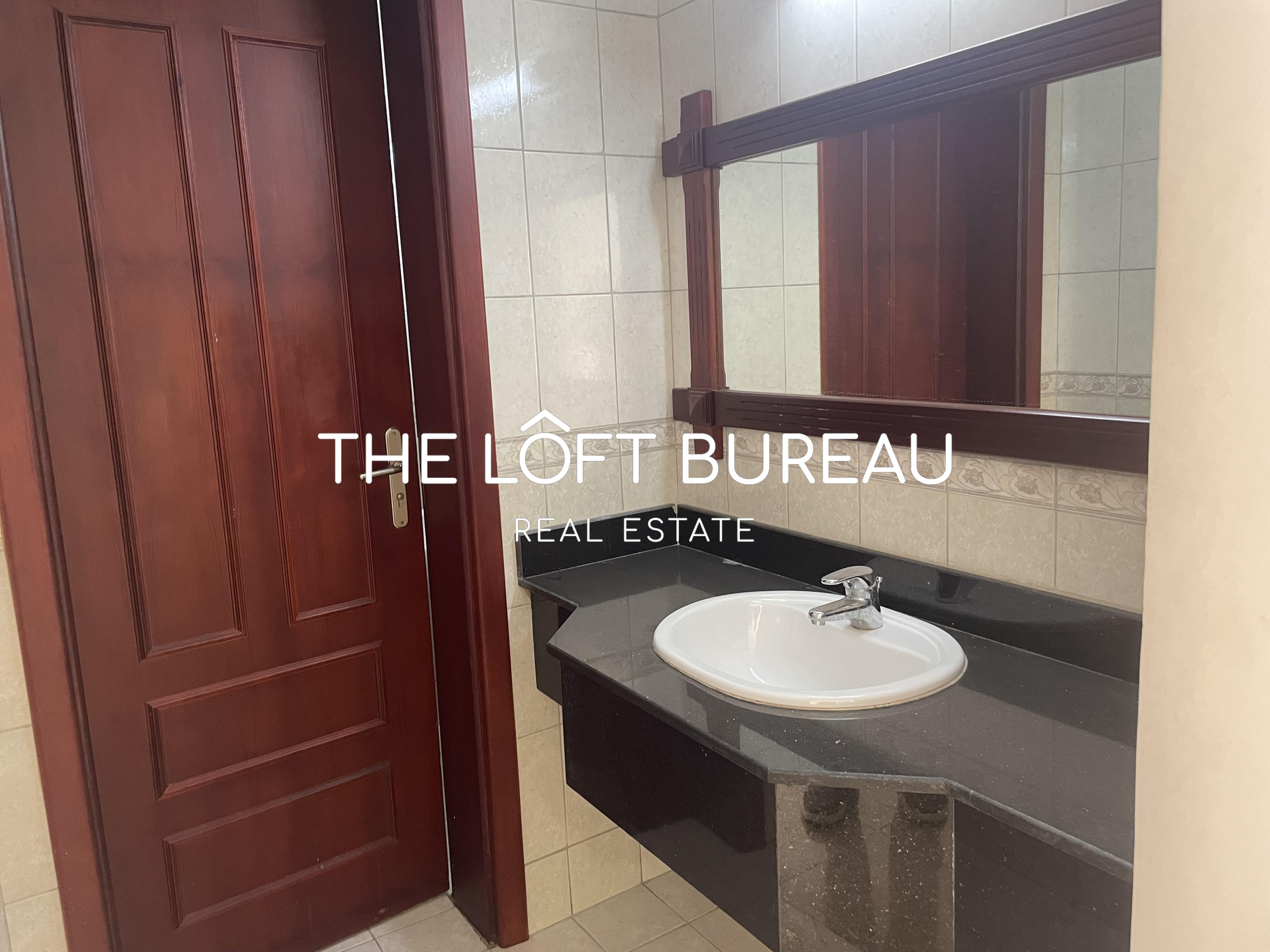Stunning 5-Bedroom Villa near Aspire-Villagio Mall - Compound Villa in Aspire Zone