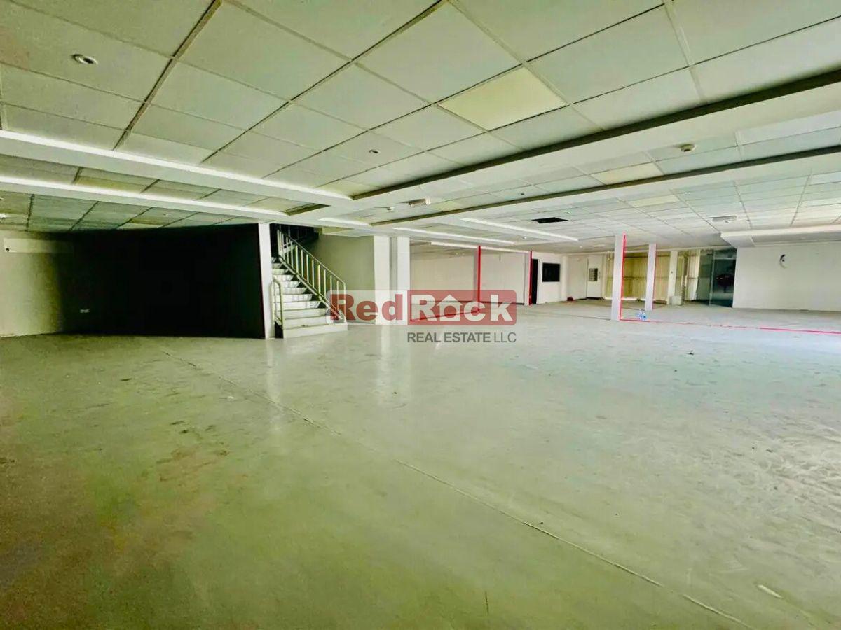 Road Side Showroom + Workshop in Al Quoz 3