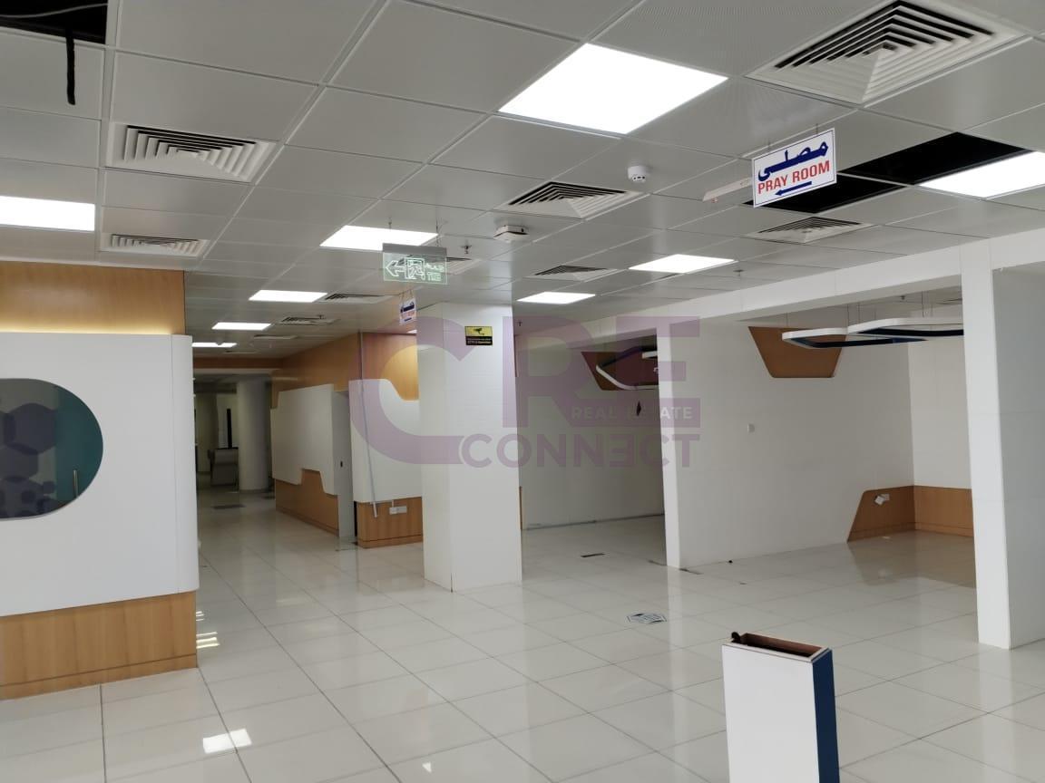 Amazing fully fitted showroom | Public parking