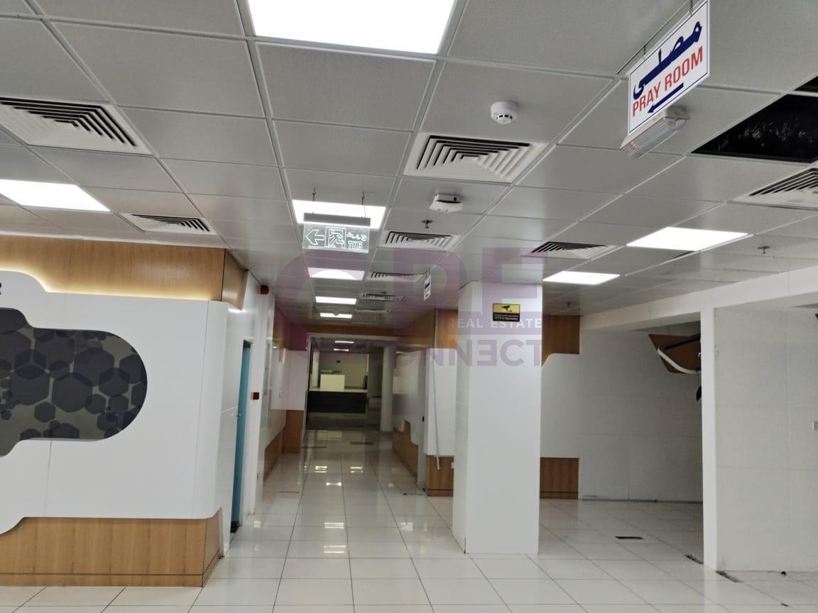 Amazing fully fitted showroom | Public parking