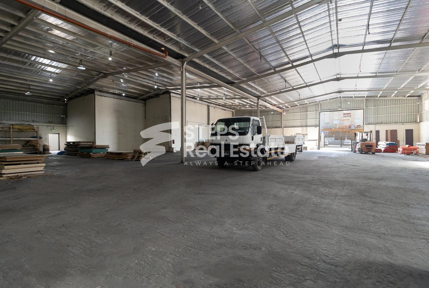 2,000 sqm Warehouse for Sale in Birkat Al Awamer - Warehouse in East Industrial Street