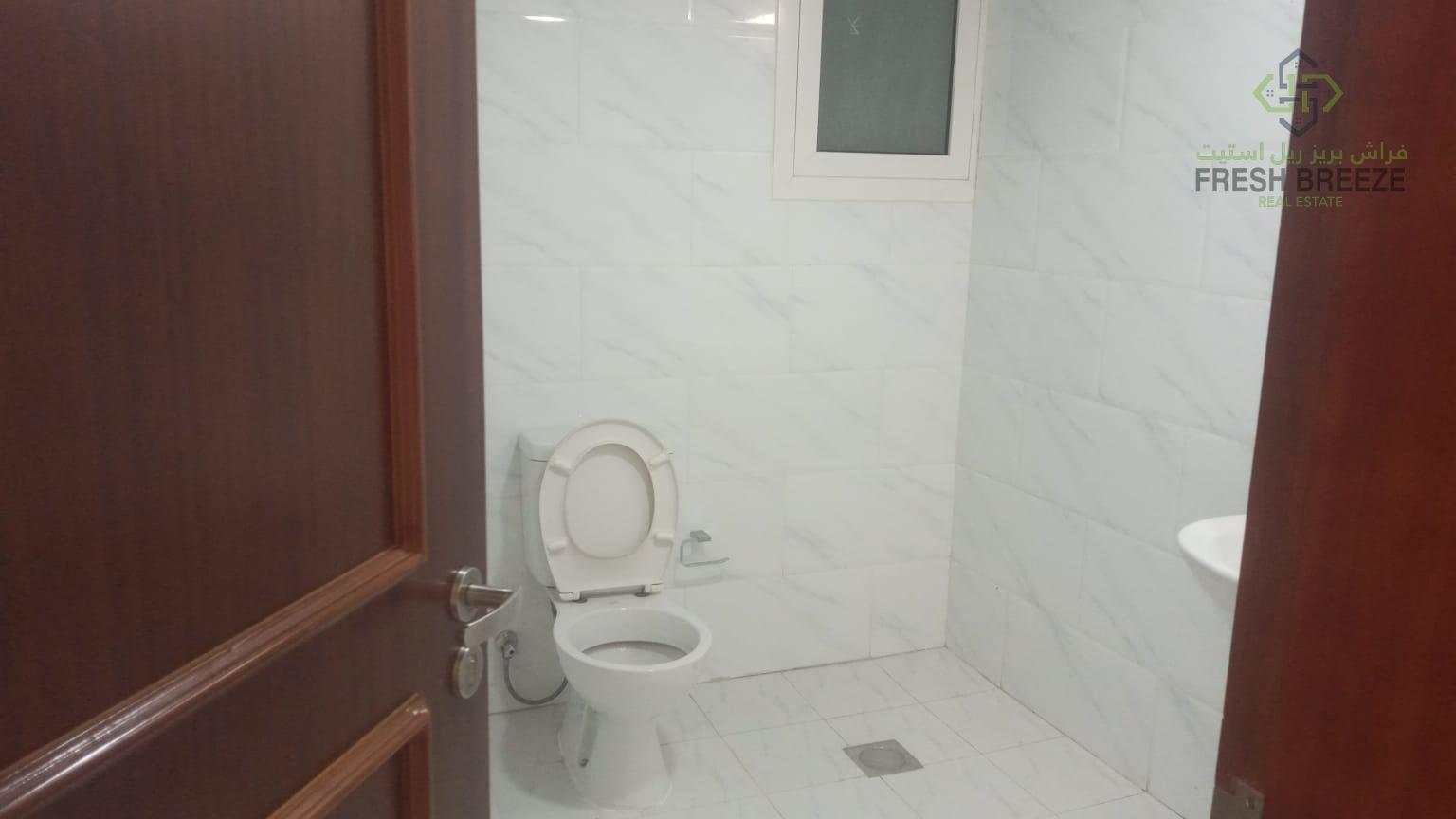 luxurious 3 BHK  balcony standard bldg @5500 - Apartment in Umm Ghuwalina