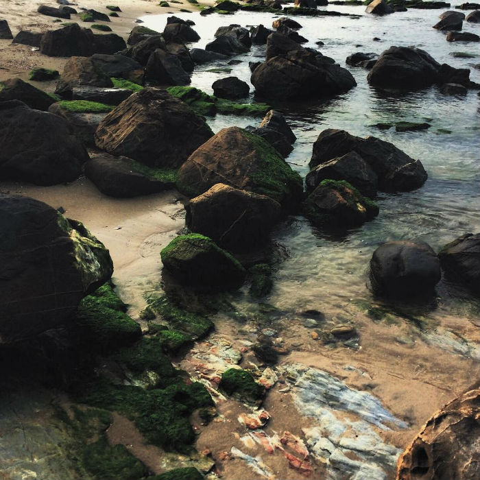 Những phiến đá nằm ngổn ngang bên sóng nước